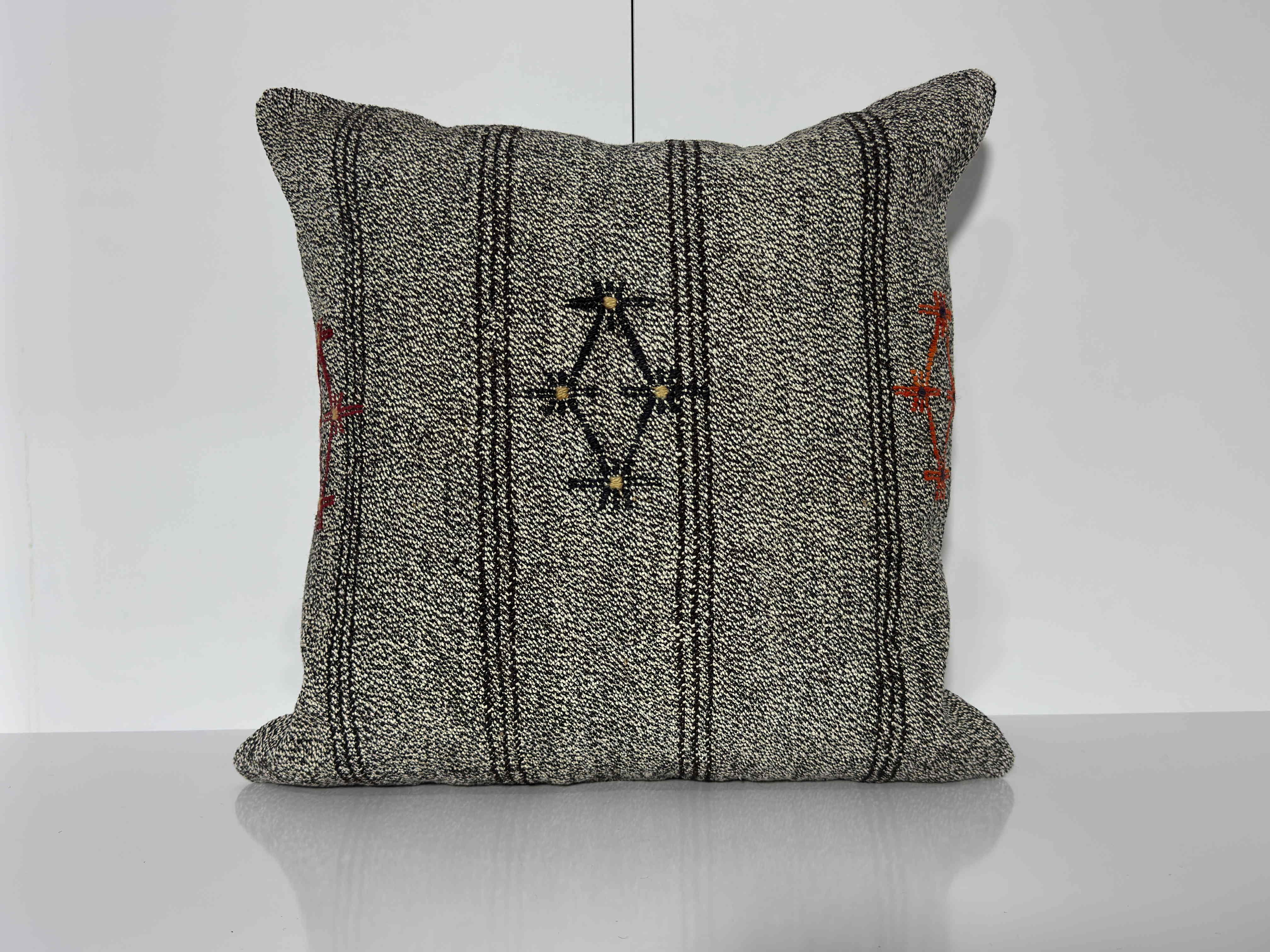 Gray 20" x 20" kilim pillow with traditional design, handmade in Turkey – EE00363.
