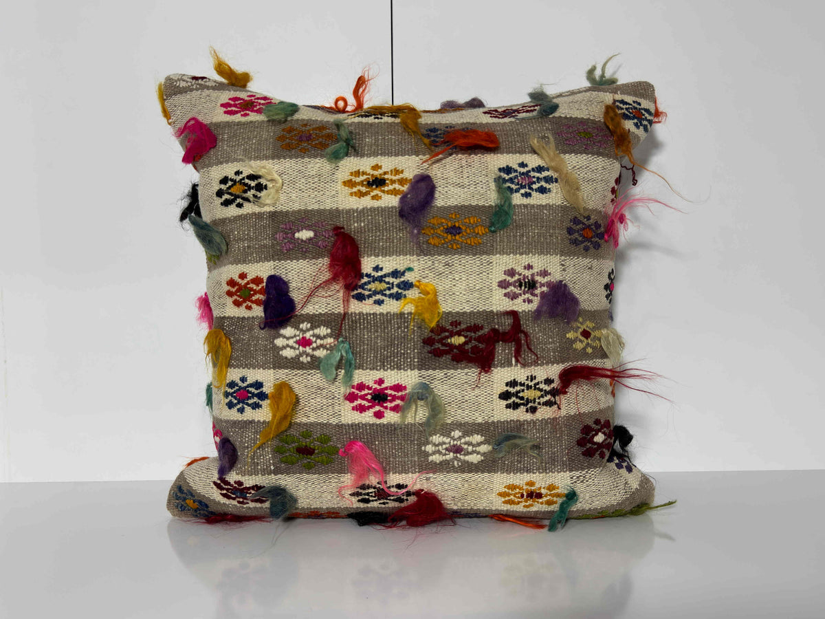 White 20" x 20" kilim pillow with traditional design, handmade in Turkey – EE00370.
