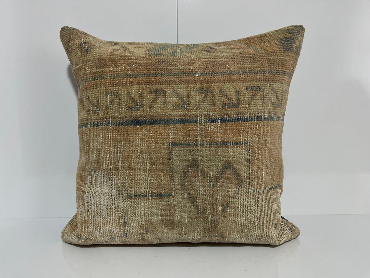 Beige kilim pillow with geometric design, handmade in Turkey – EE00326.