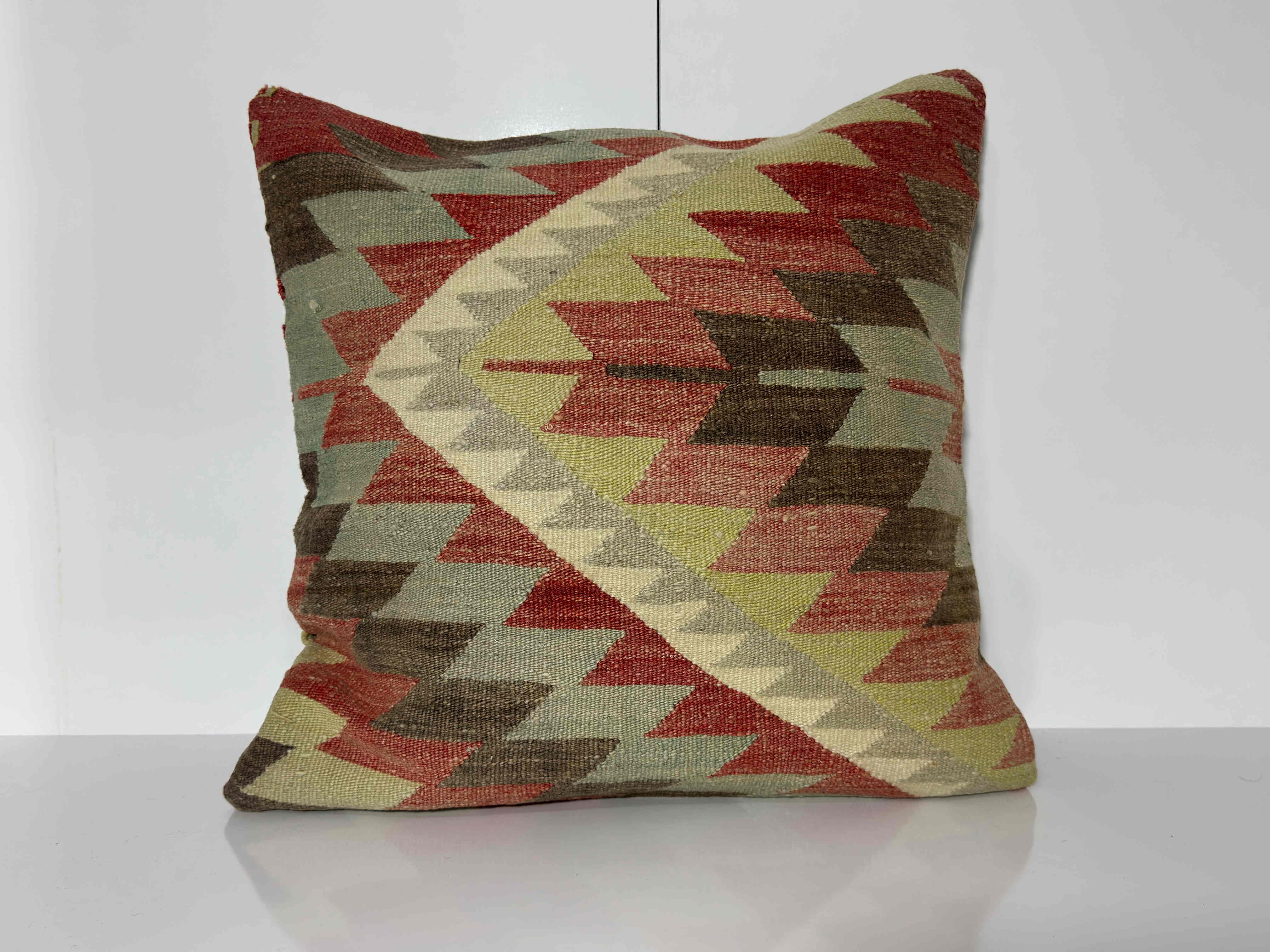 Red kilim pillow with geometric design, handmade in Turkey – EE00377.