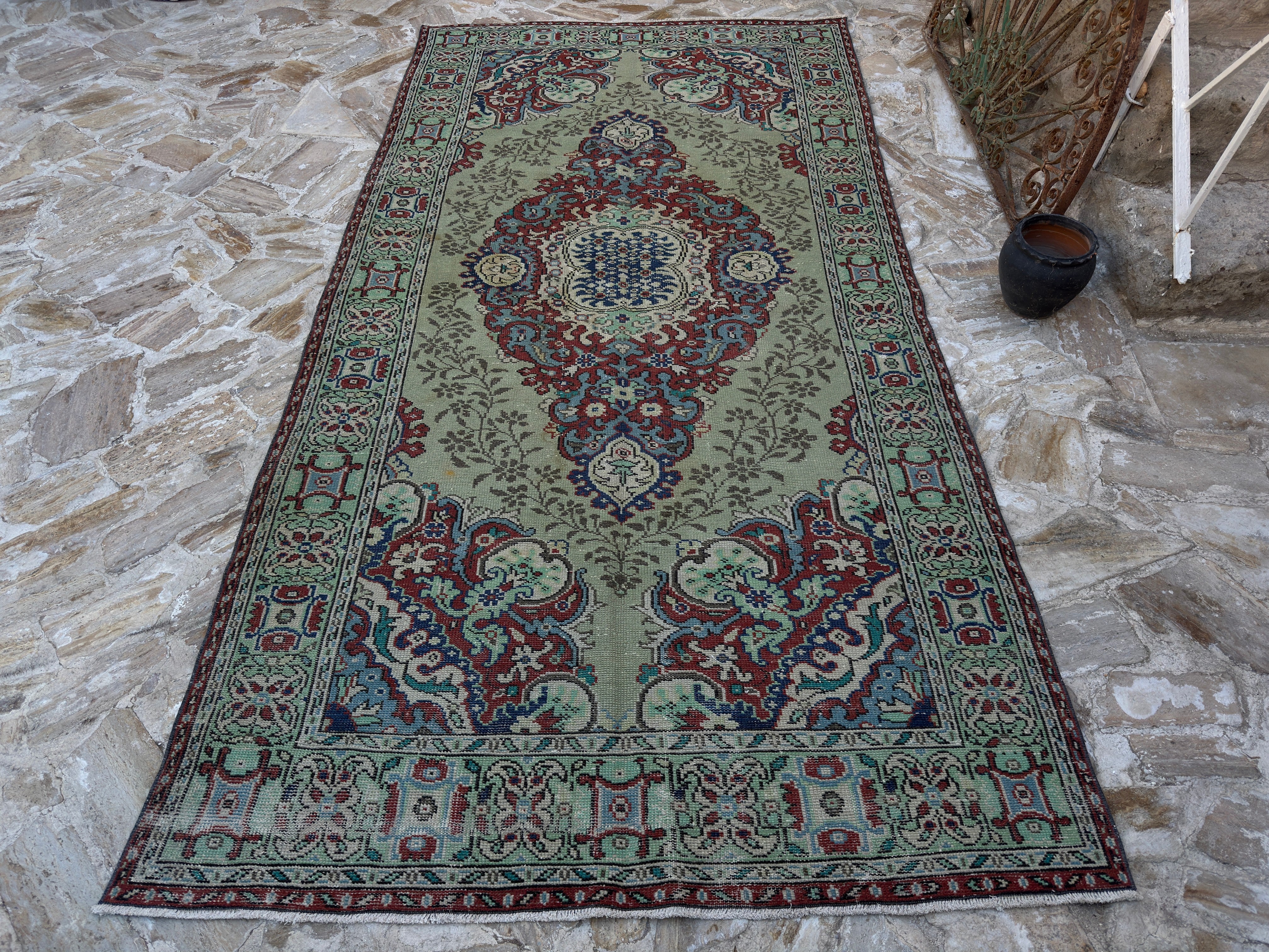 Laina 5’6” x 10’10”