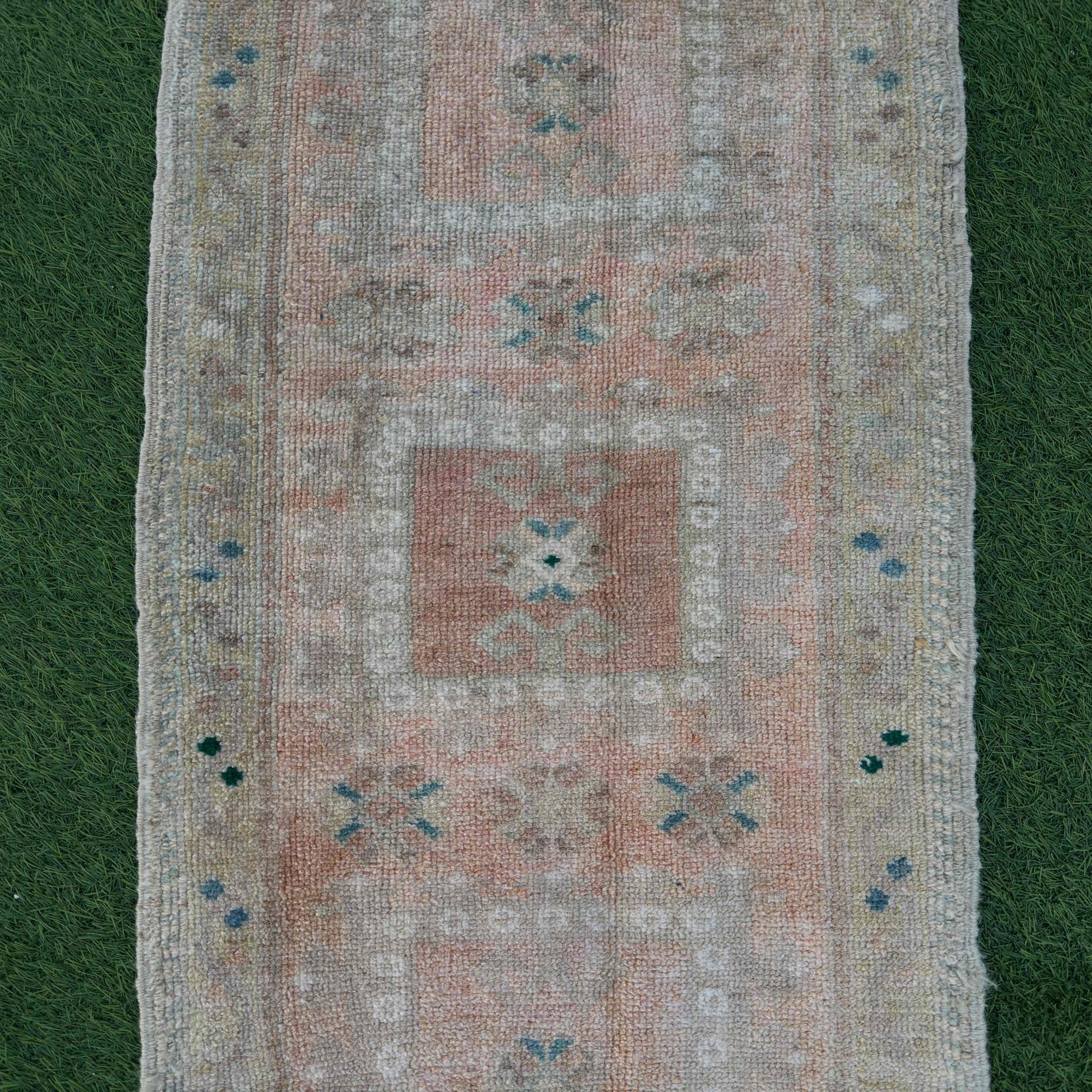 Lindsay 1'7" x 3'2"