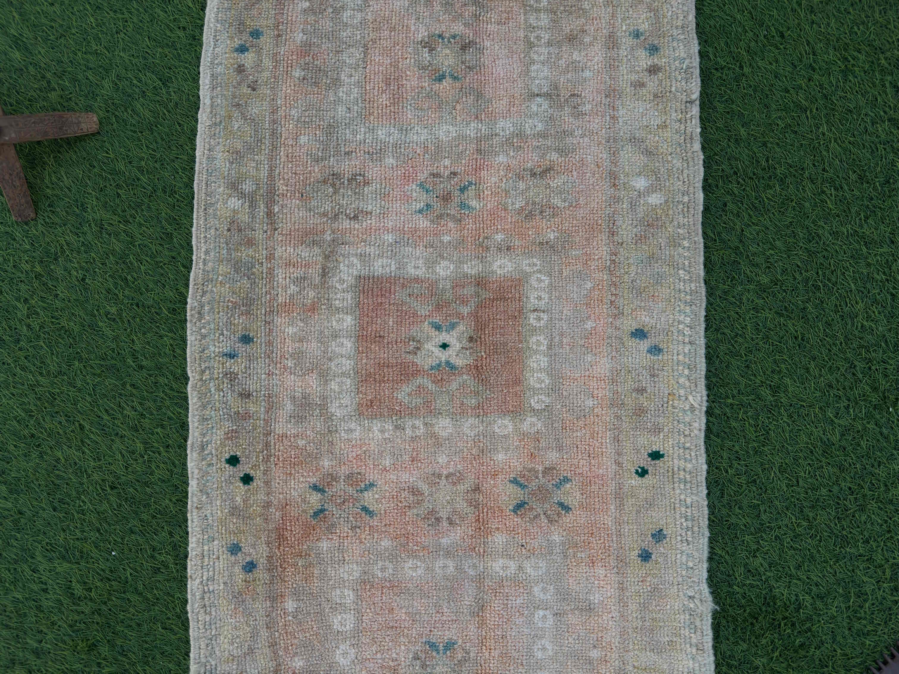Lindsay 1'7" x 3'2"