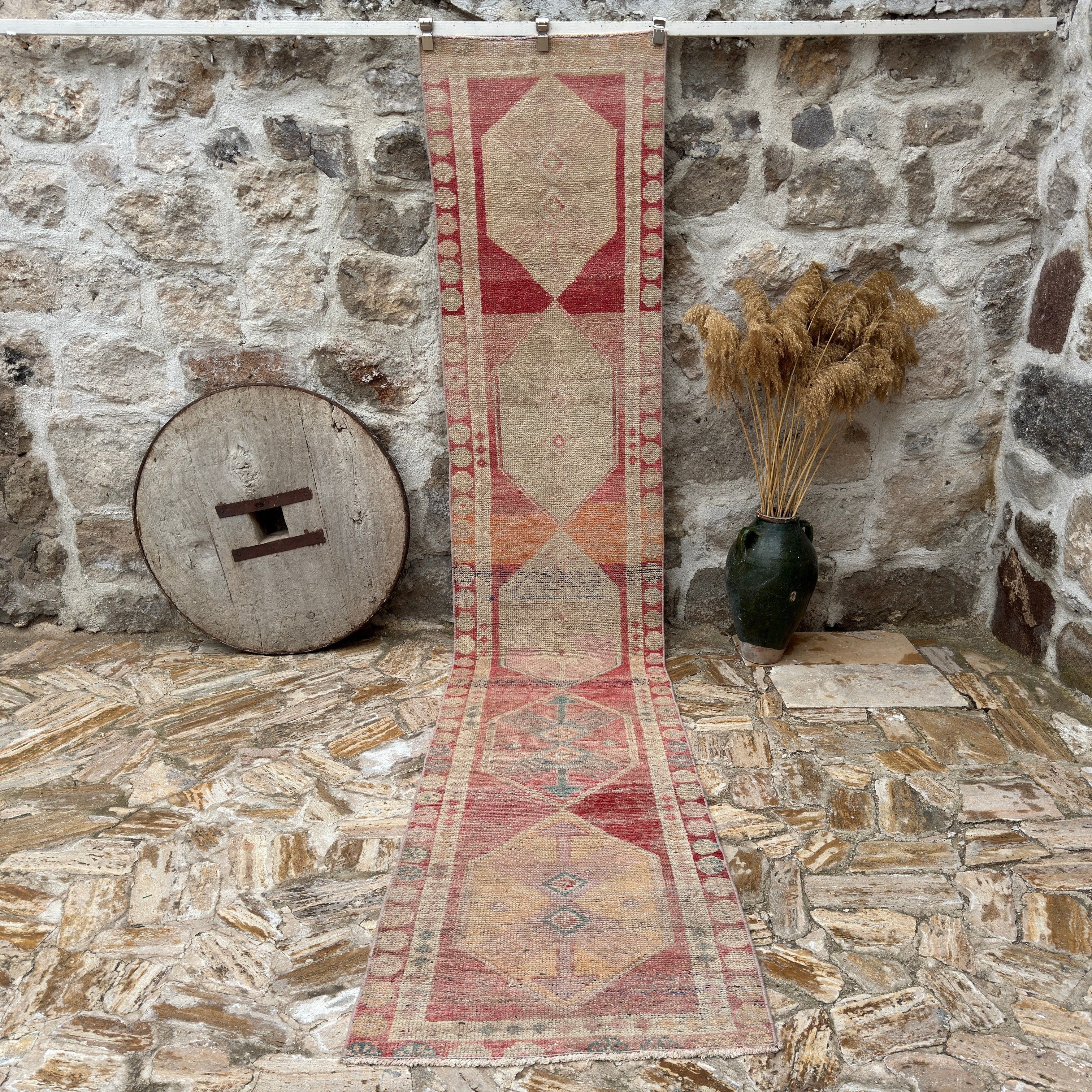 Linnie 2'7" x 12'6"