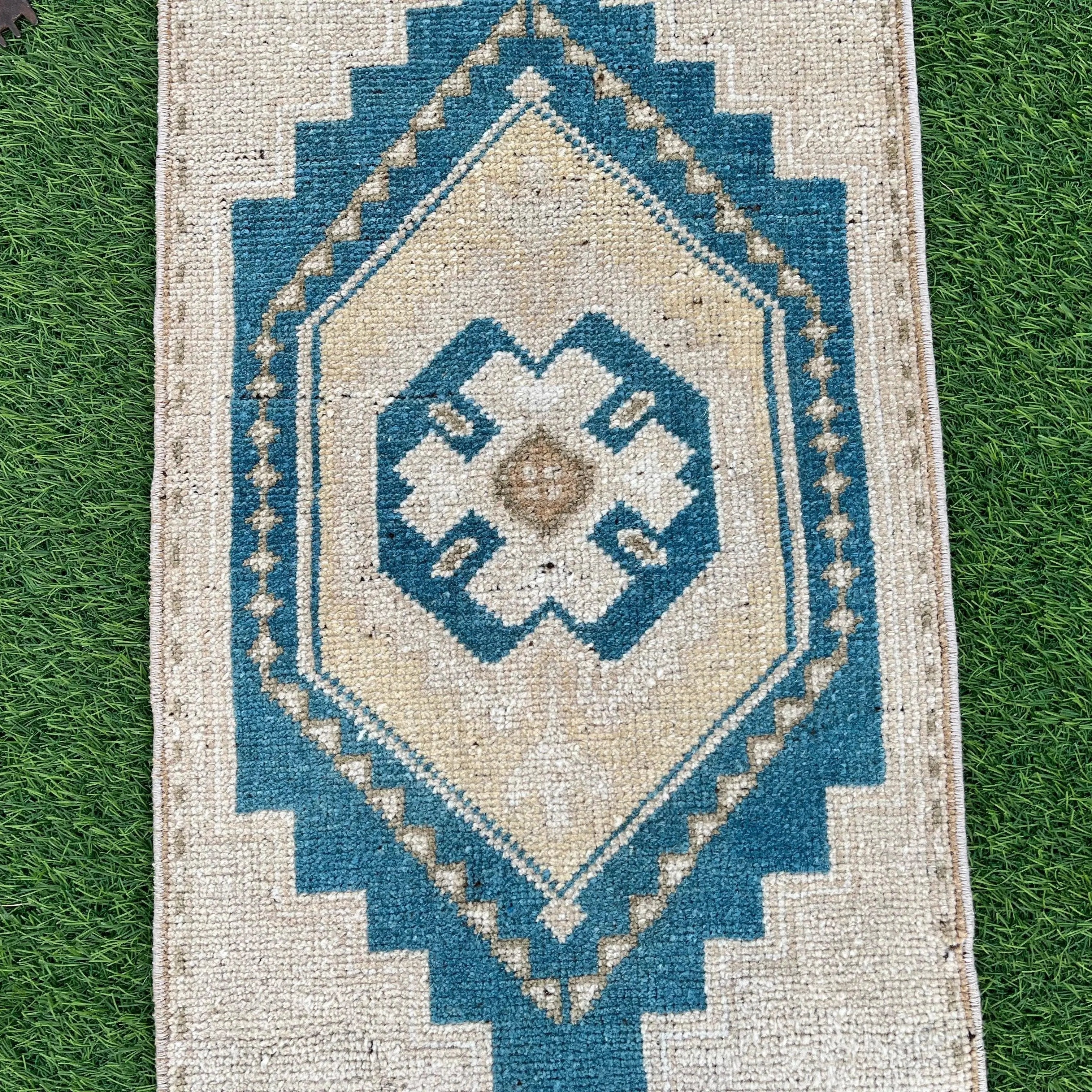 Loren 1'4'' x 2'10''