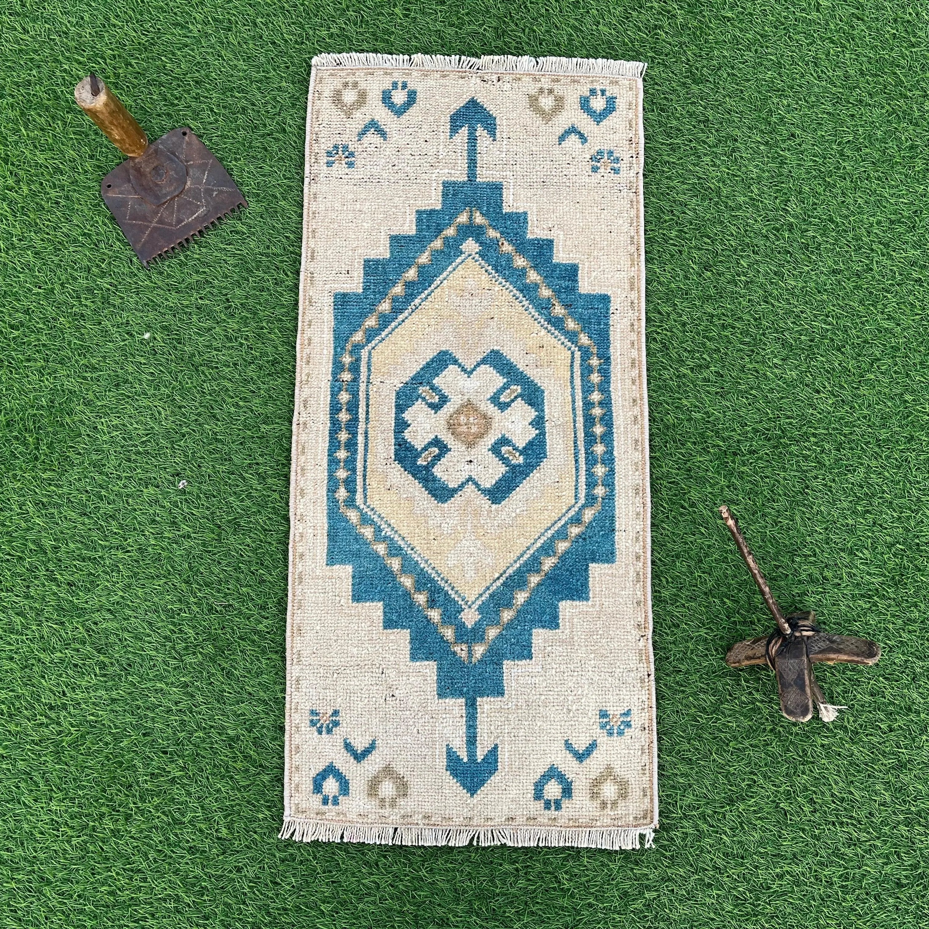 Loren 1'4'' x 2'10''