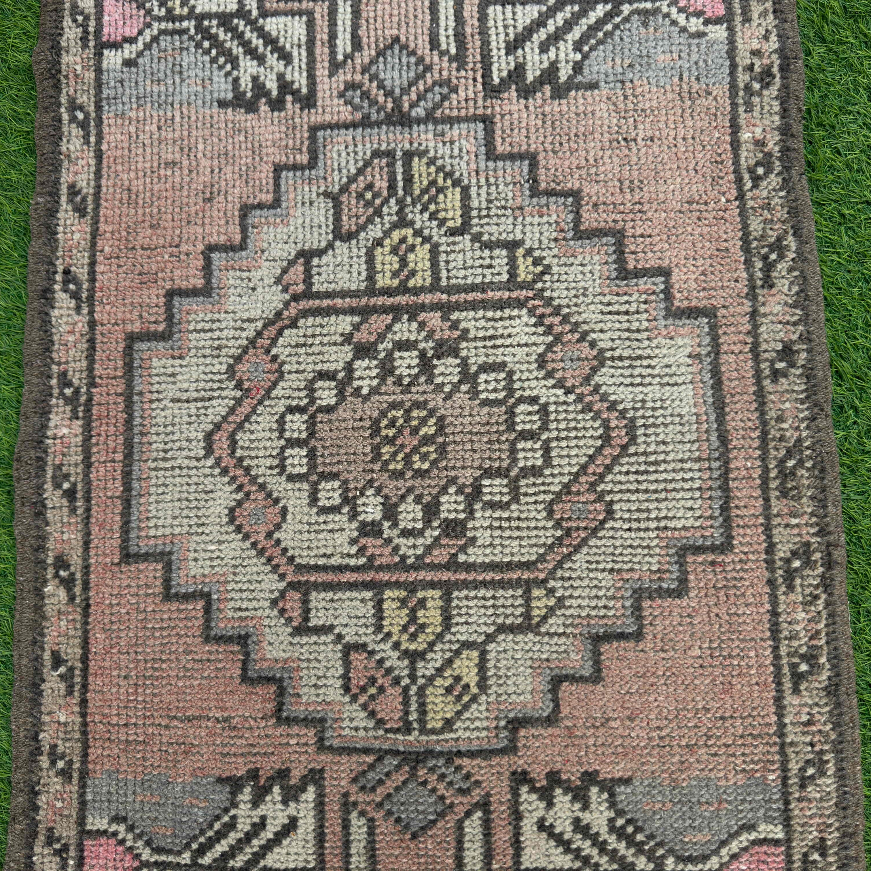 Lyle 2' x 3'2''
