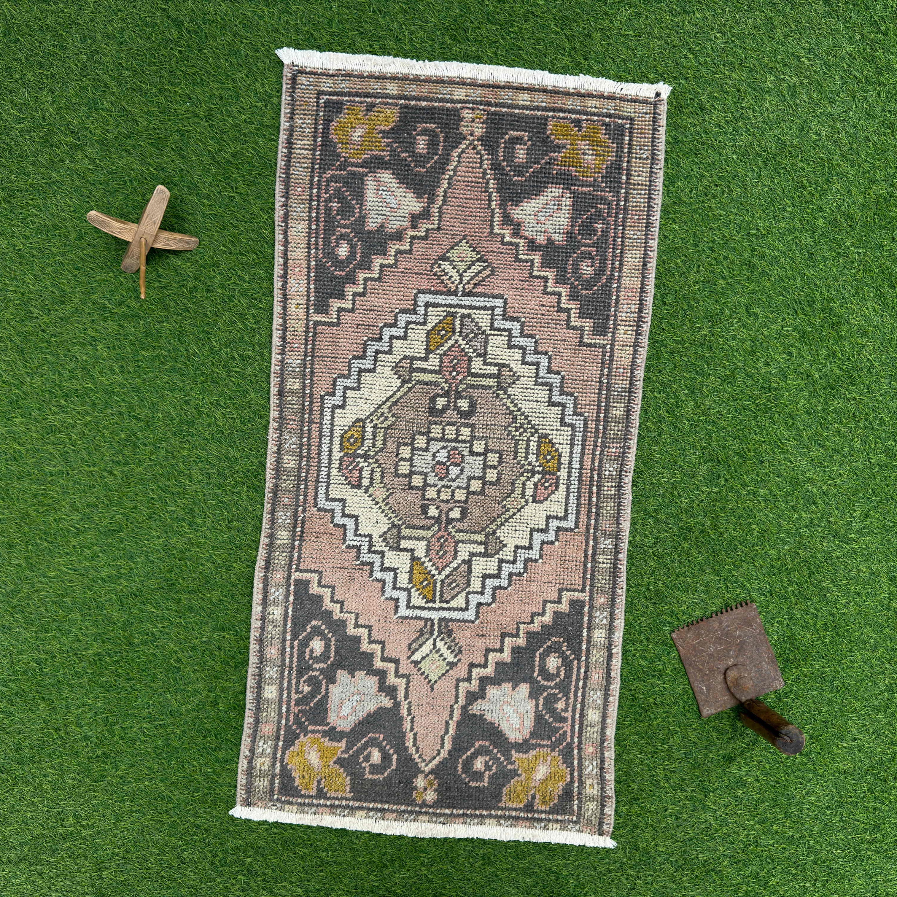 Marigold 1'8'' x 3'5''