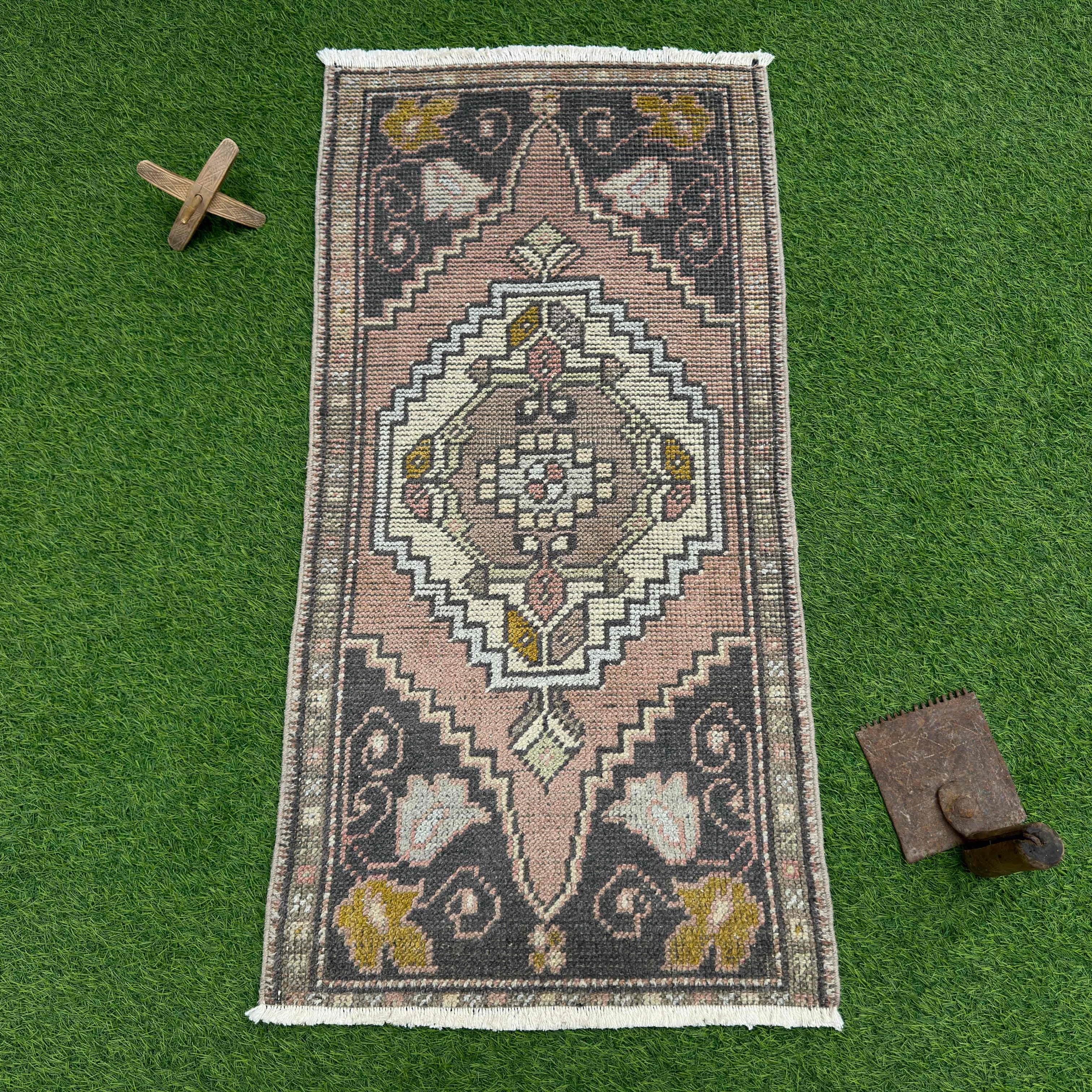 Marigold 1'8'' x 3'5''