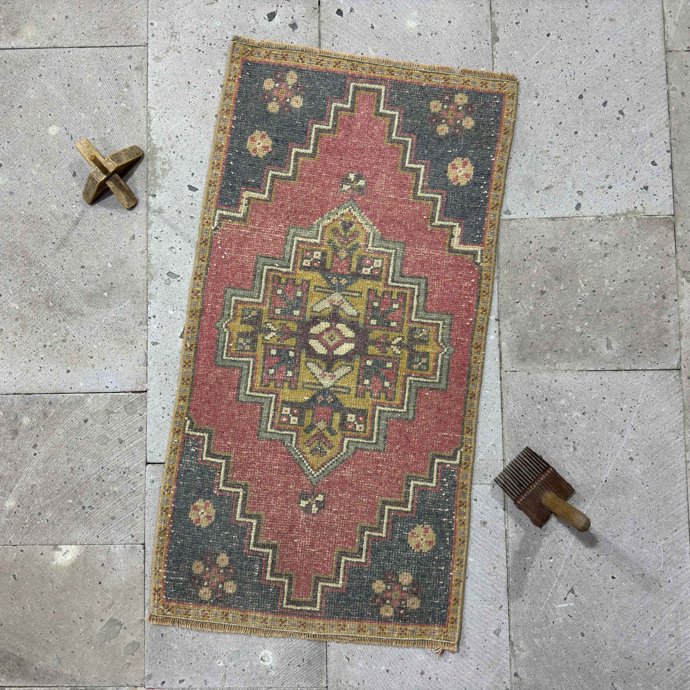 Red 2' x 3' mini anatolian rug with traditional design, handmade in Turkey – Roda.