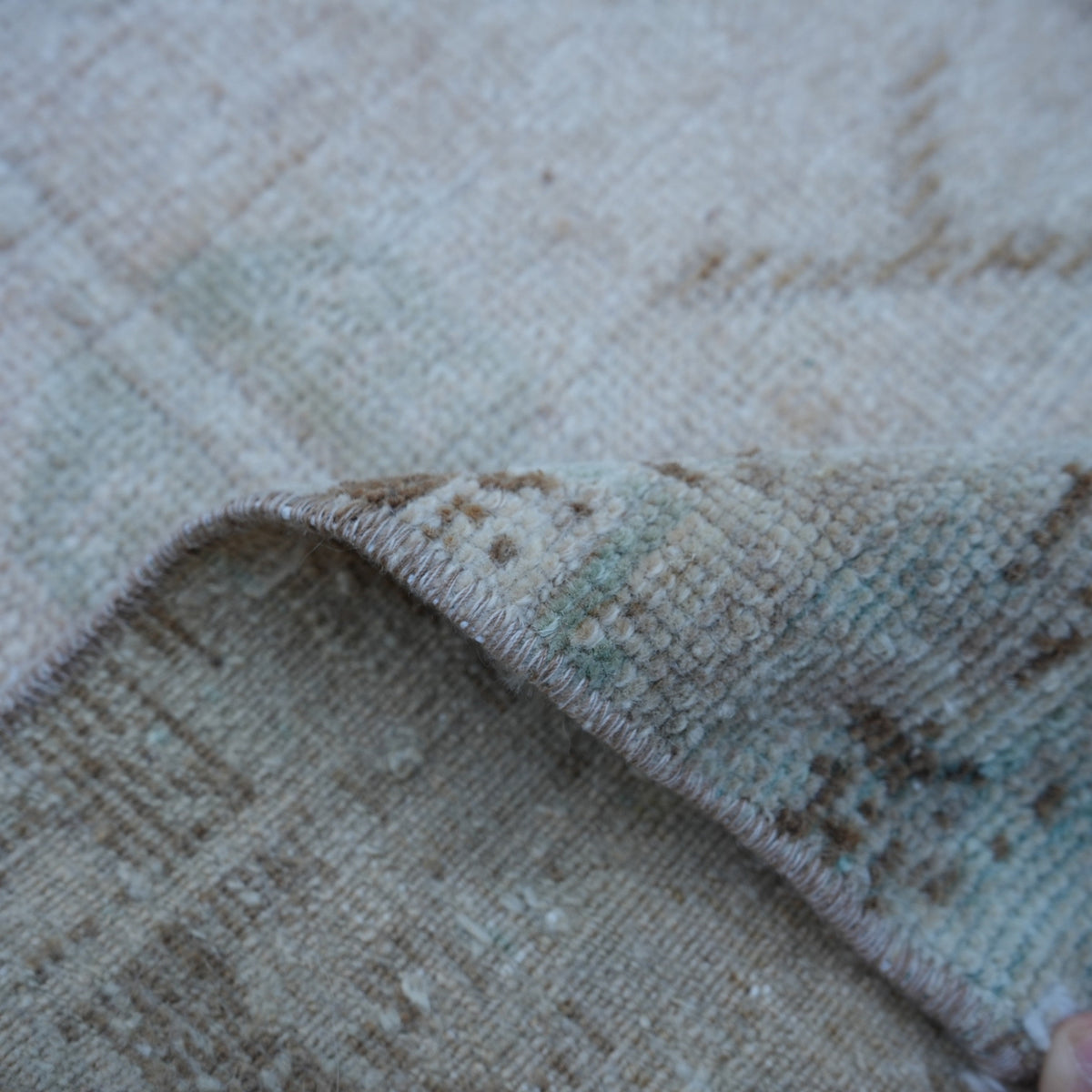 Additional view of the beige Turkish mini runner rug, hand-knotted in wool and cotton.