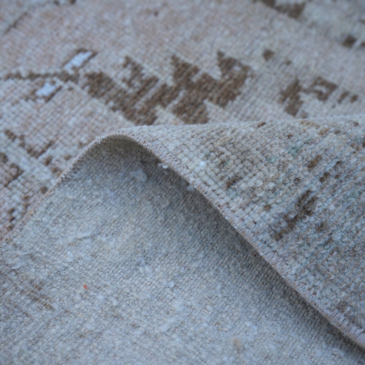 Additional view of the beige mini turkish rug, hand-knotted in wool and cotton.