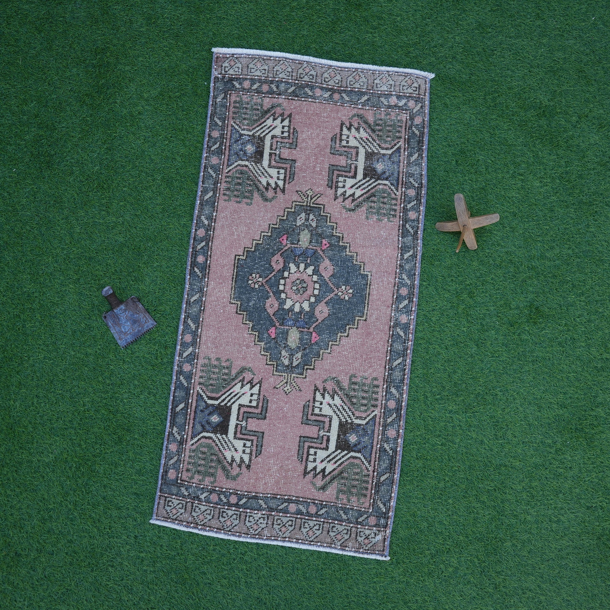 Pink 2' x 4' mini vintage rug with traditional design, handmade in Turkey – Alfi.