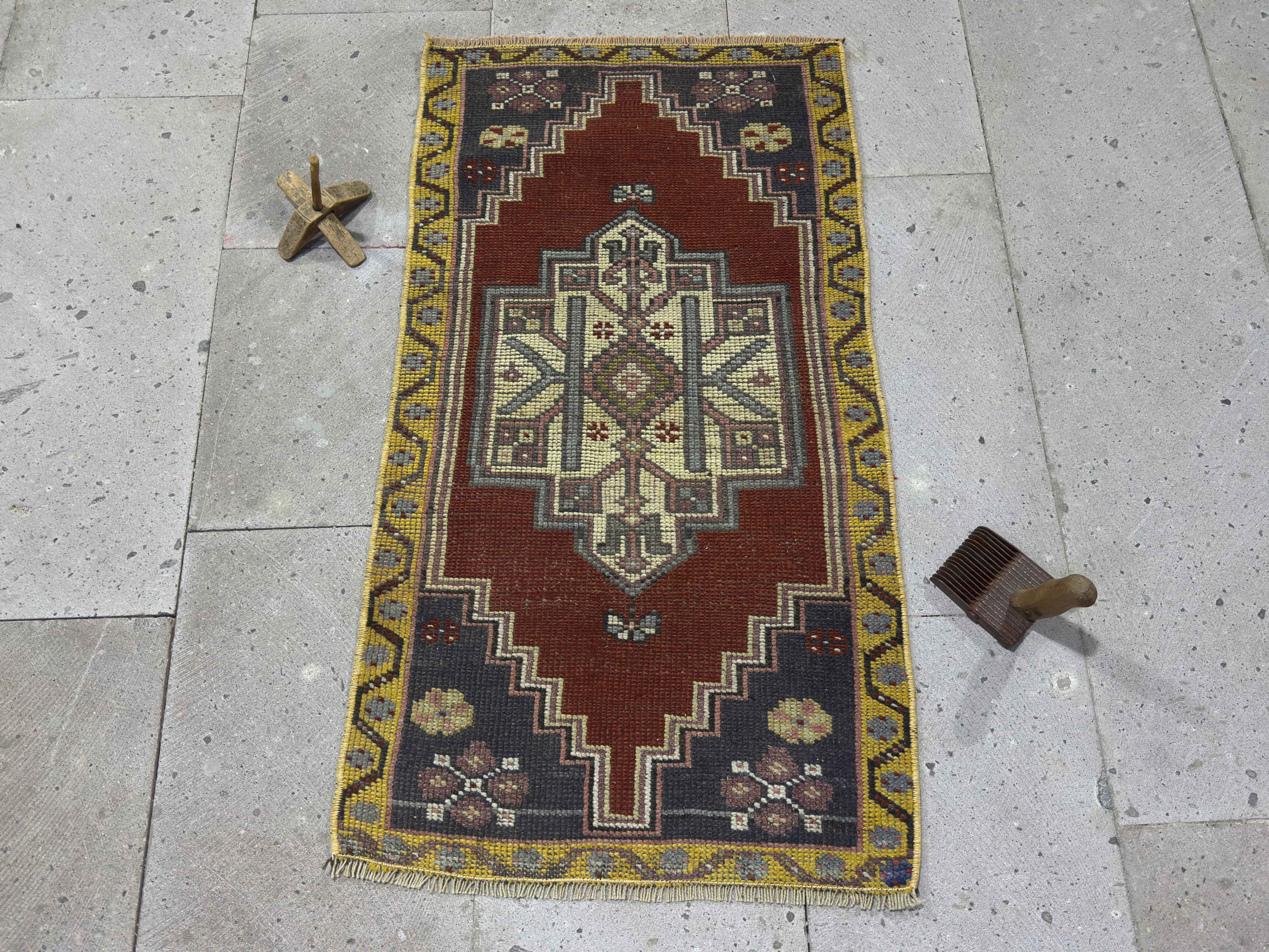 Shop Small Vintage Rugs (Up to 2x4) - Cozy & Elegant – Kirmen™