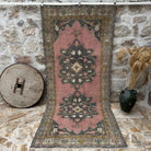 Pink 4' x 10' oriental wool rug with geometric design, handmade in Turkey – Pris.