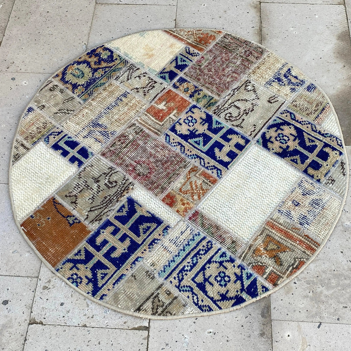 Blue 3' x 3' patchwork round rug with patchwork design, handmade in Turkey – Winnie.