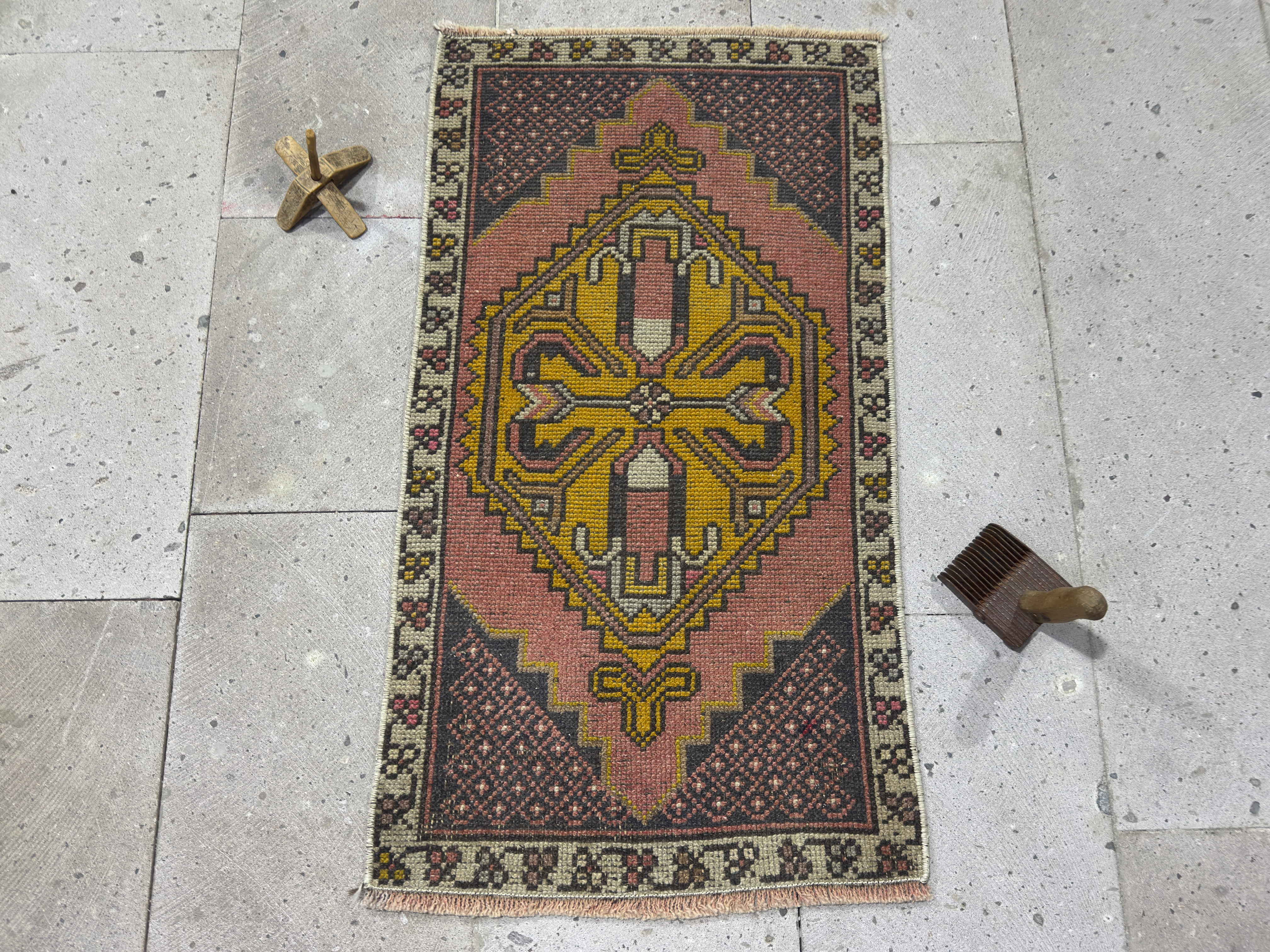 Shop Small Vintage Rugs (Up to 2x4) - Cozy & Elegant – Kirmen™