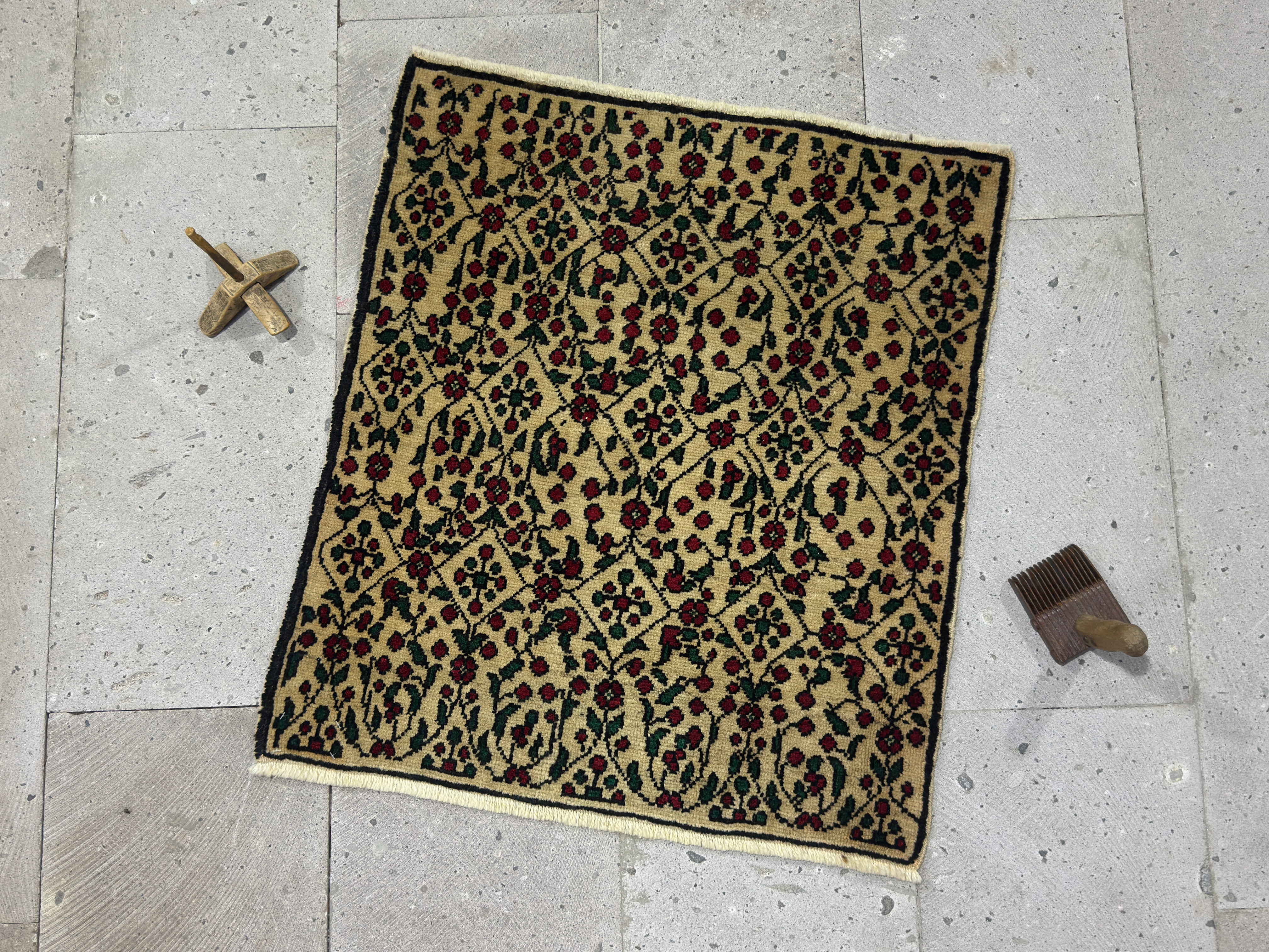 Salomi 2’4” x 2’8”