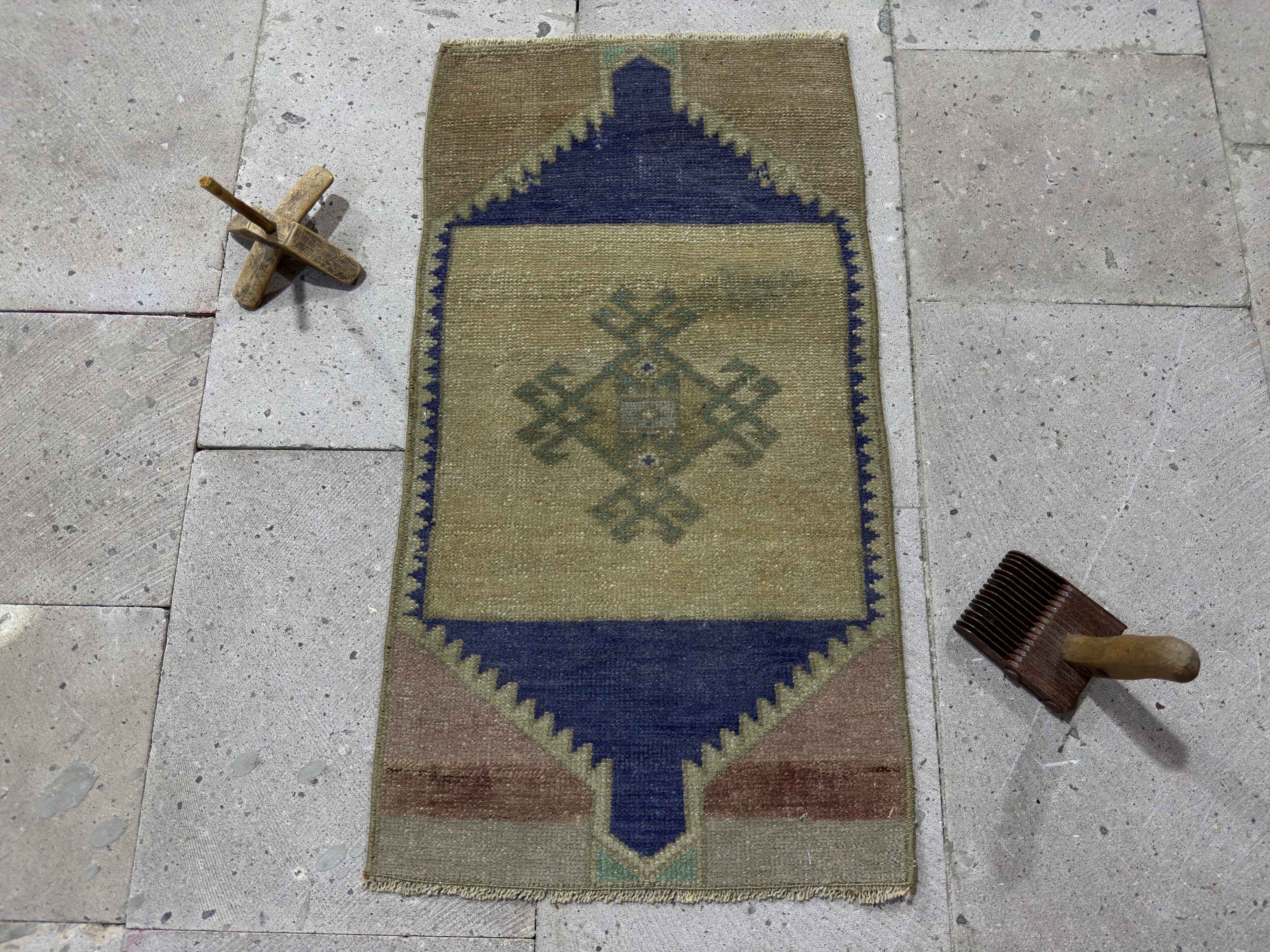 Sisile 1'4" x 2'6"