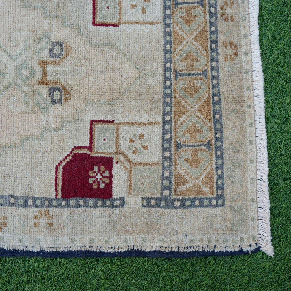 1970s beige small turkish rug with traditional design, hand-knotted weave and low pile.
