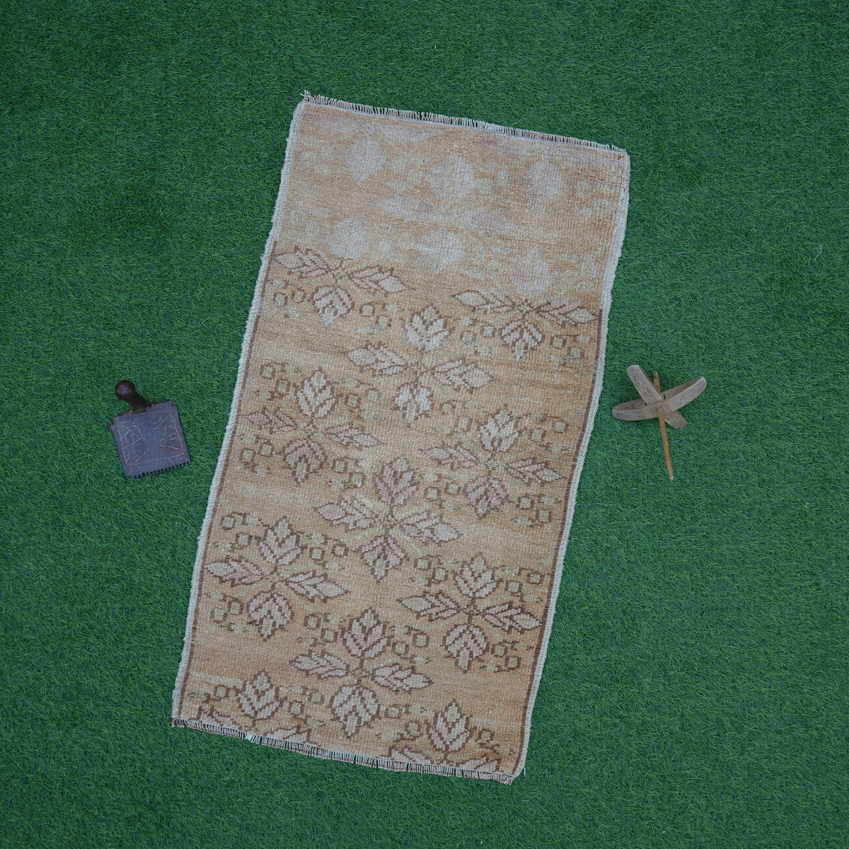 Beige 2' x 3' small turkish rug with floral design, handmade in Turkey – Sue.