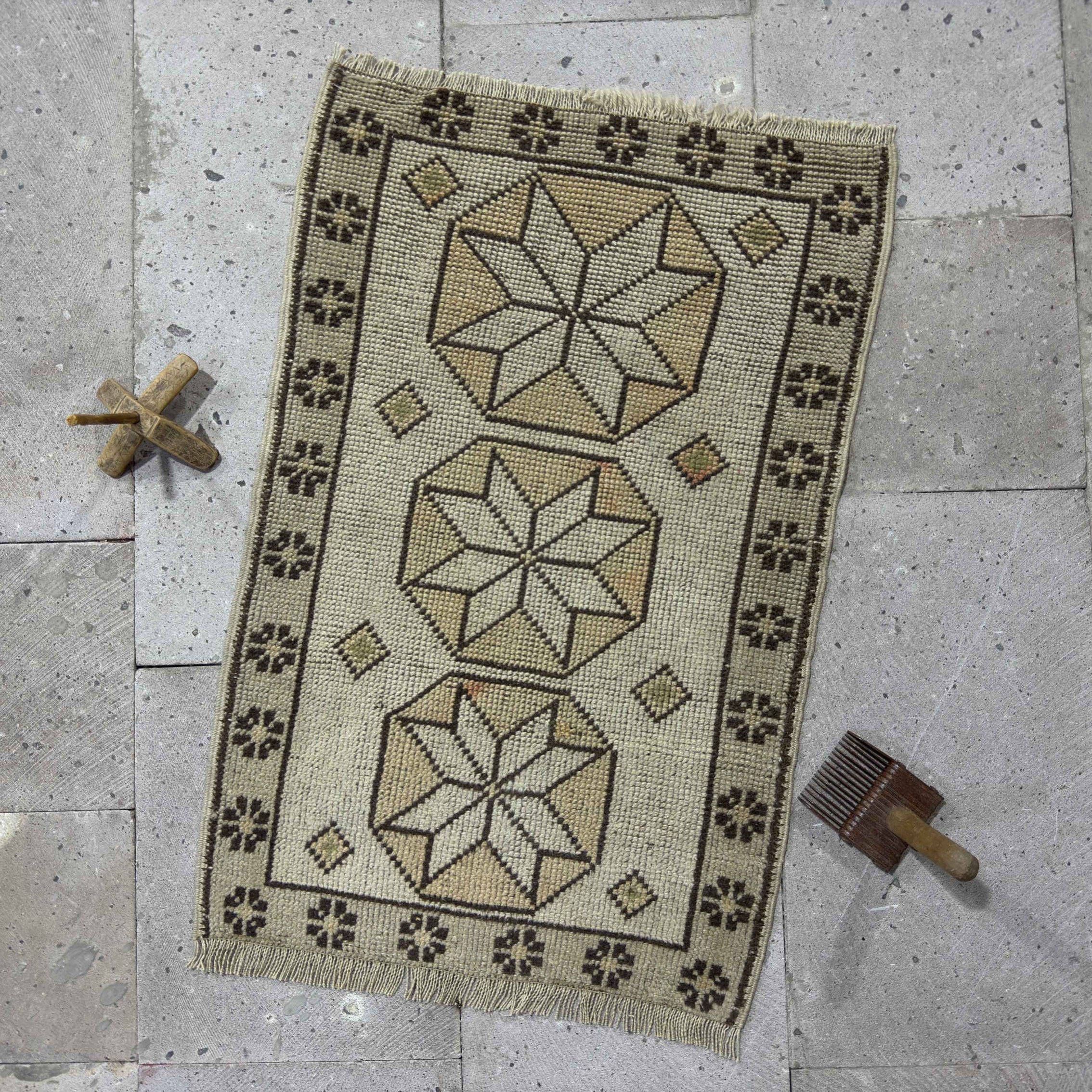 Beige 2' x 3' small vintage geometric rug with neutral design, handmade in Turkey – Marne.
