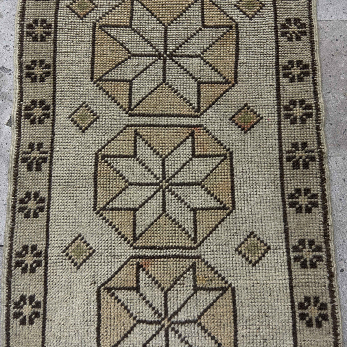 1970s beige Turkish small vintage geometric rug with neutral design, hand-knotted weave and low pile.