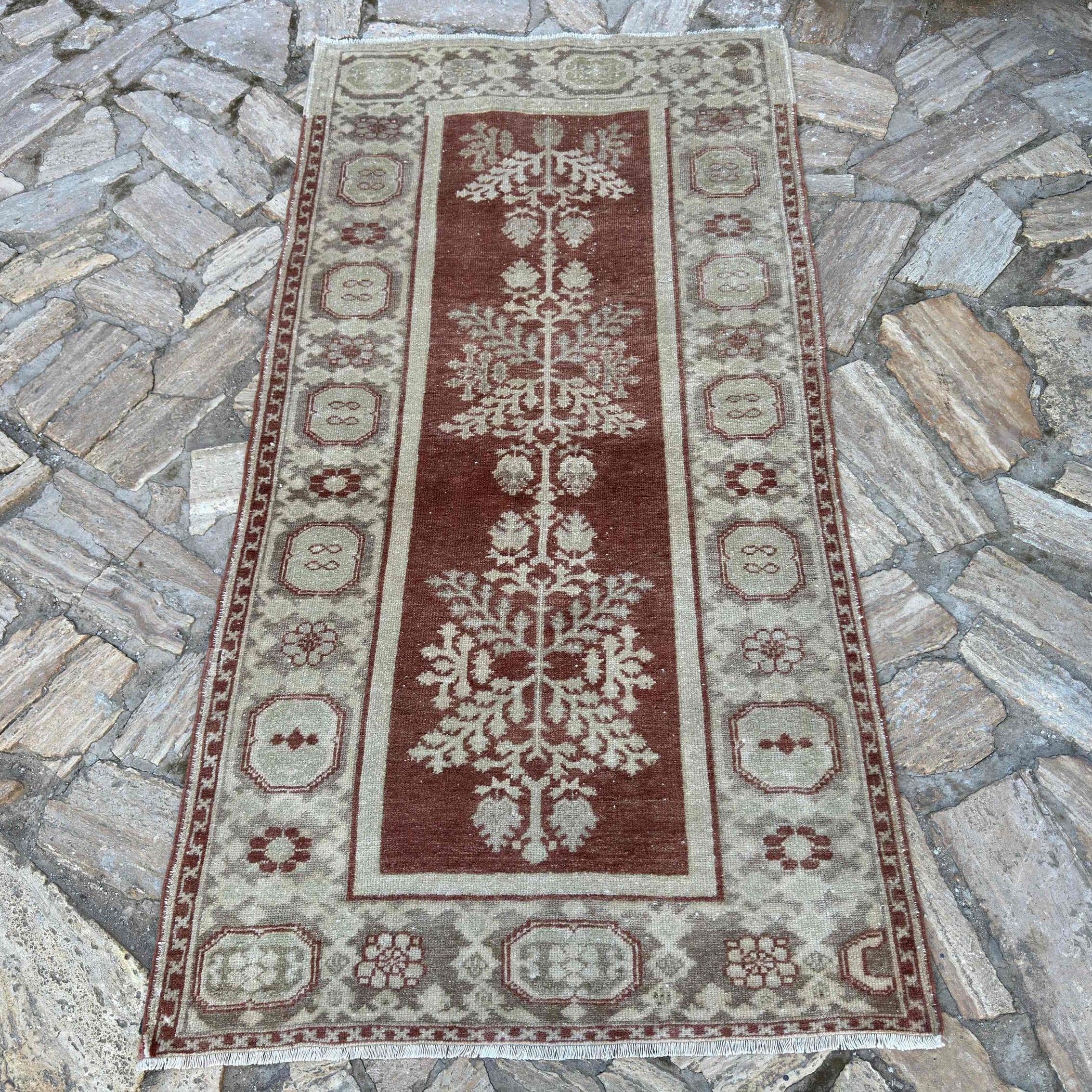 Thomasa 3'3'' x 6'3''