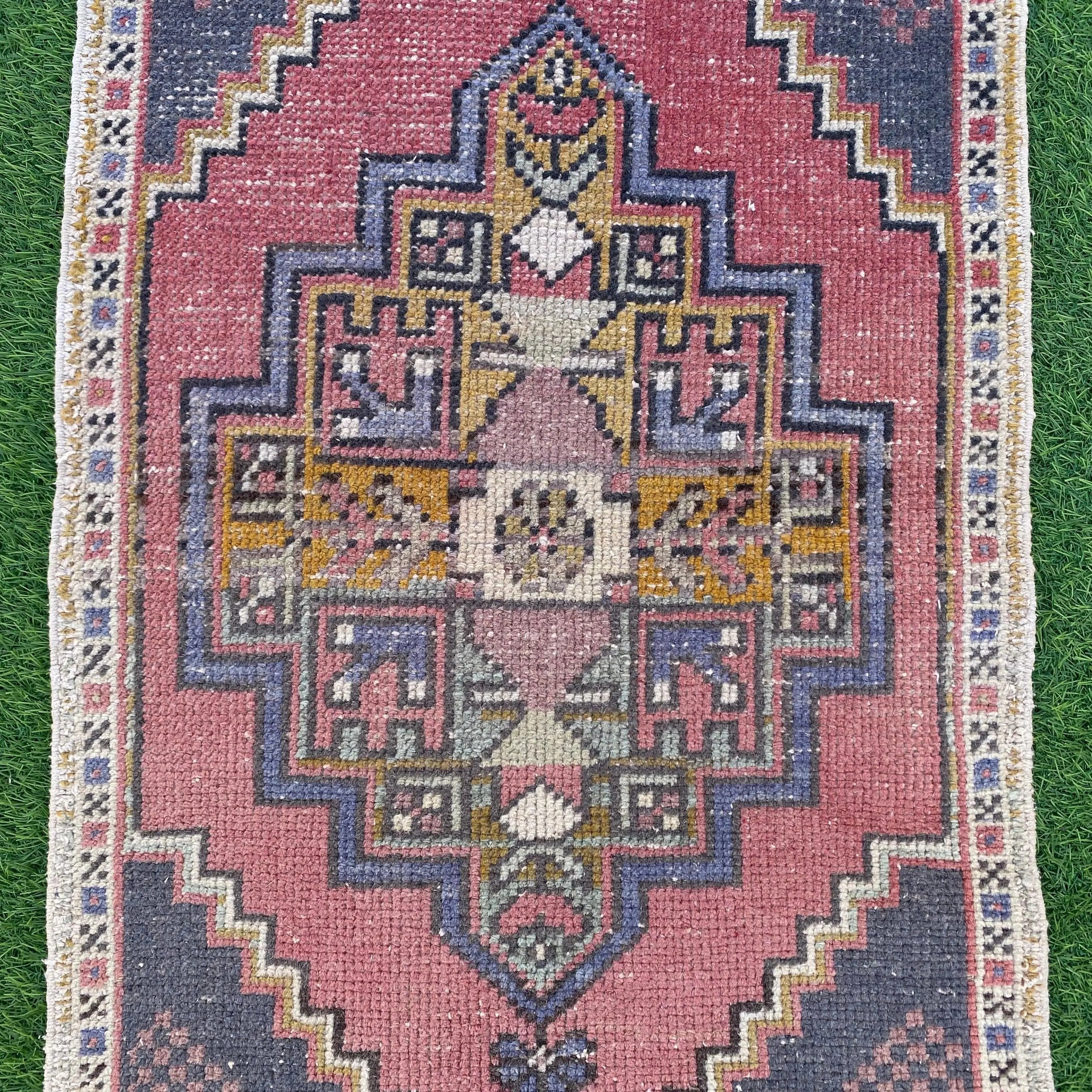 Tobias 1'8'' x 3'2''