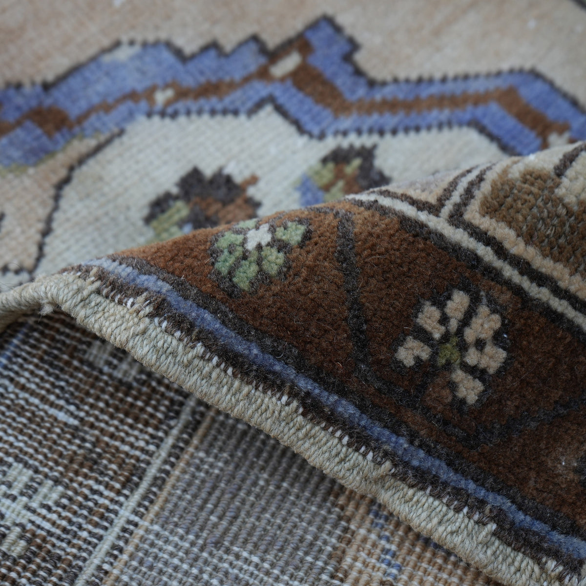 Additional view of the gray turkish rug, hand-knotted in wool and cotton.