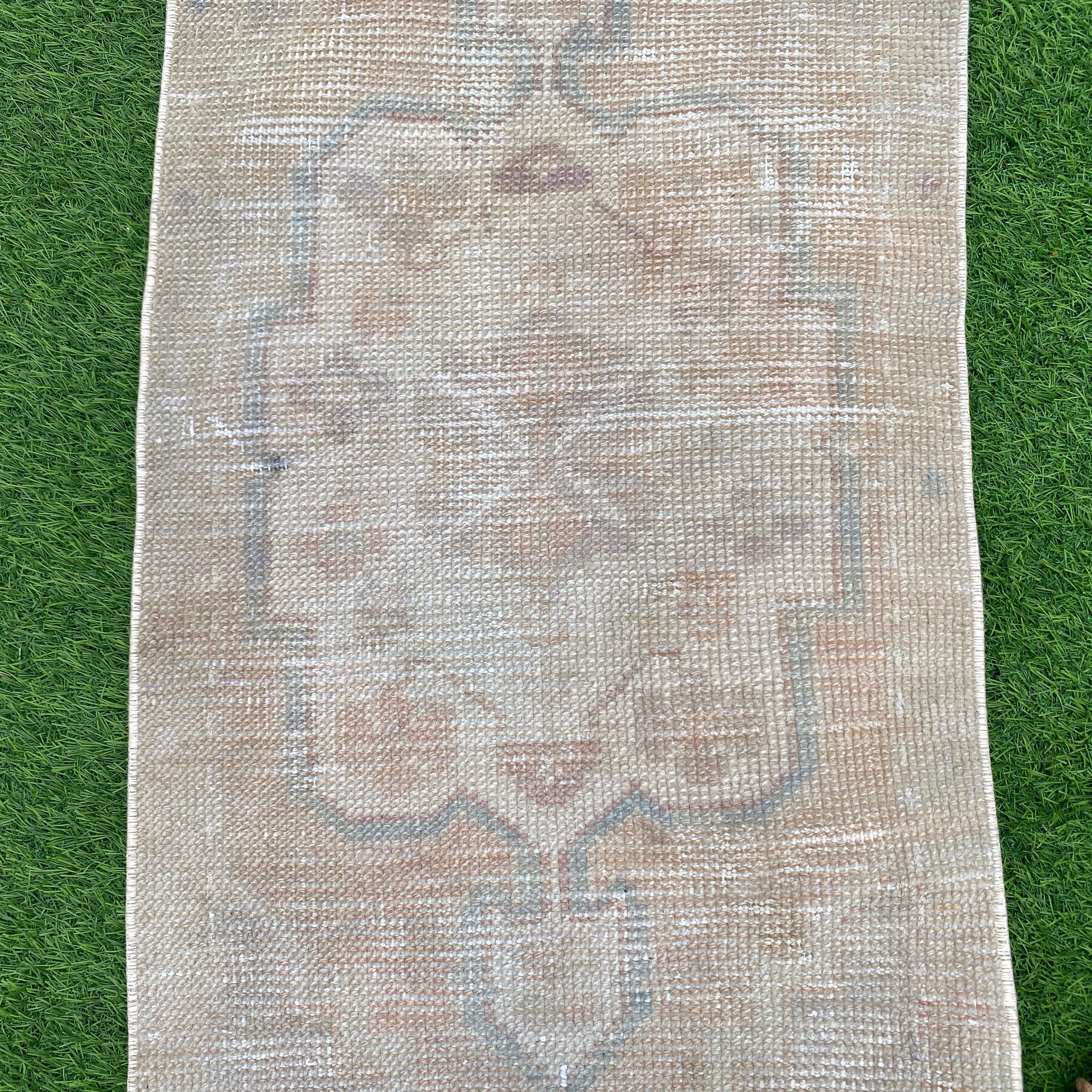 Upton 1'5'' x 3'2''