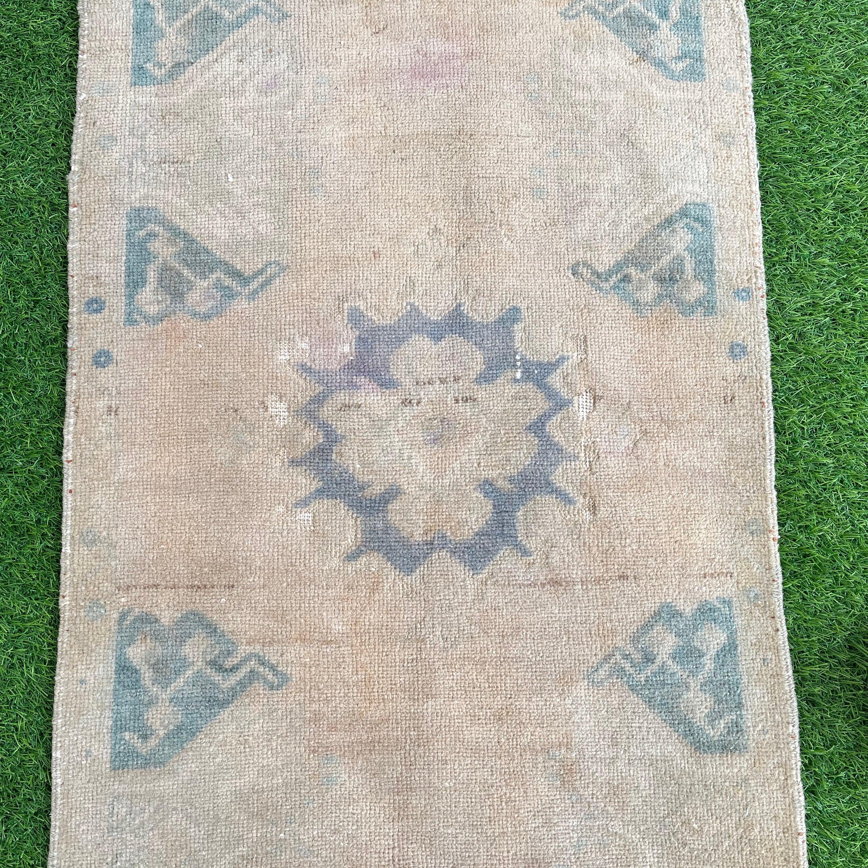 Van 1'10'' x 3'4''