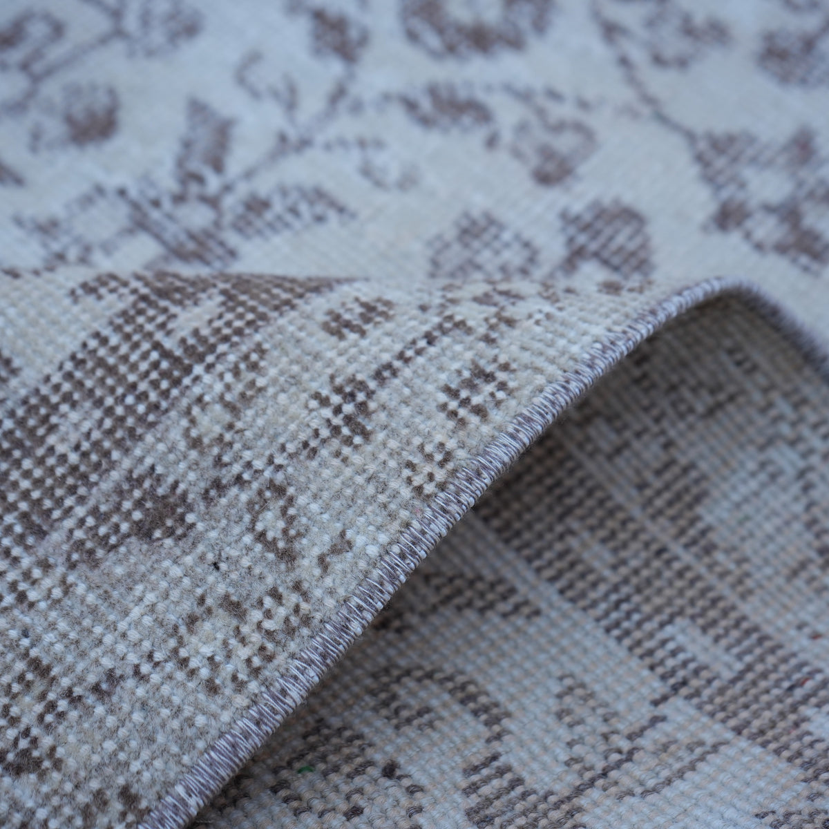 Additional view of the beige vintage Turkish area rug, hand-knotted in wool and cotton.