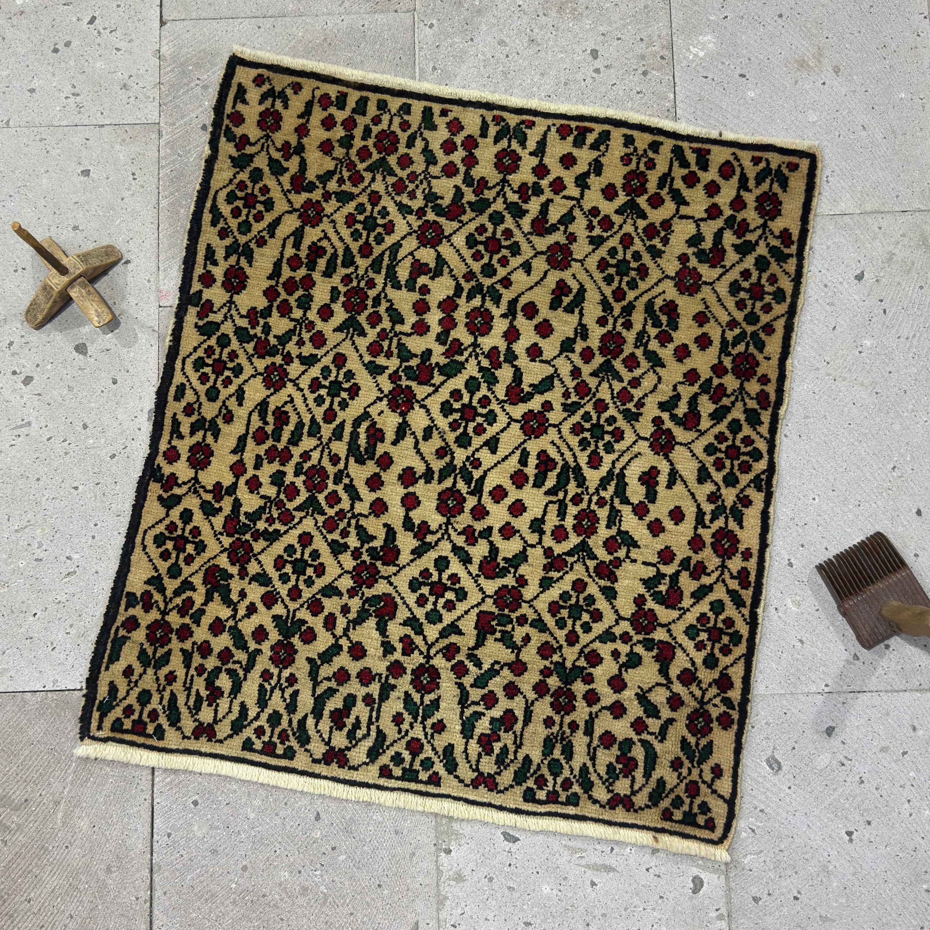 Red 2' x 3' vintage floral rug with floral design, handmade in Turkey – Salomi.