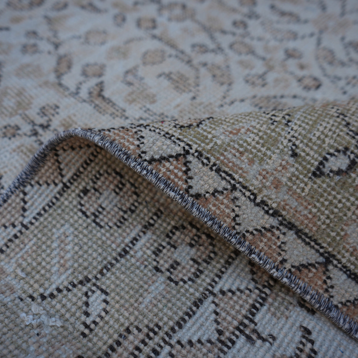 Additional view of the beige vintage Turkish floral rug, hand-knotted in wool and cotton.