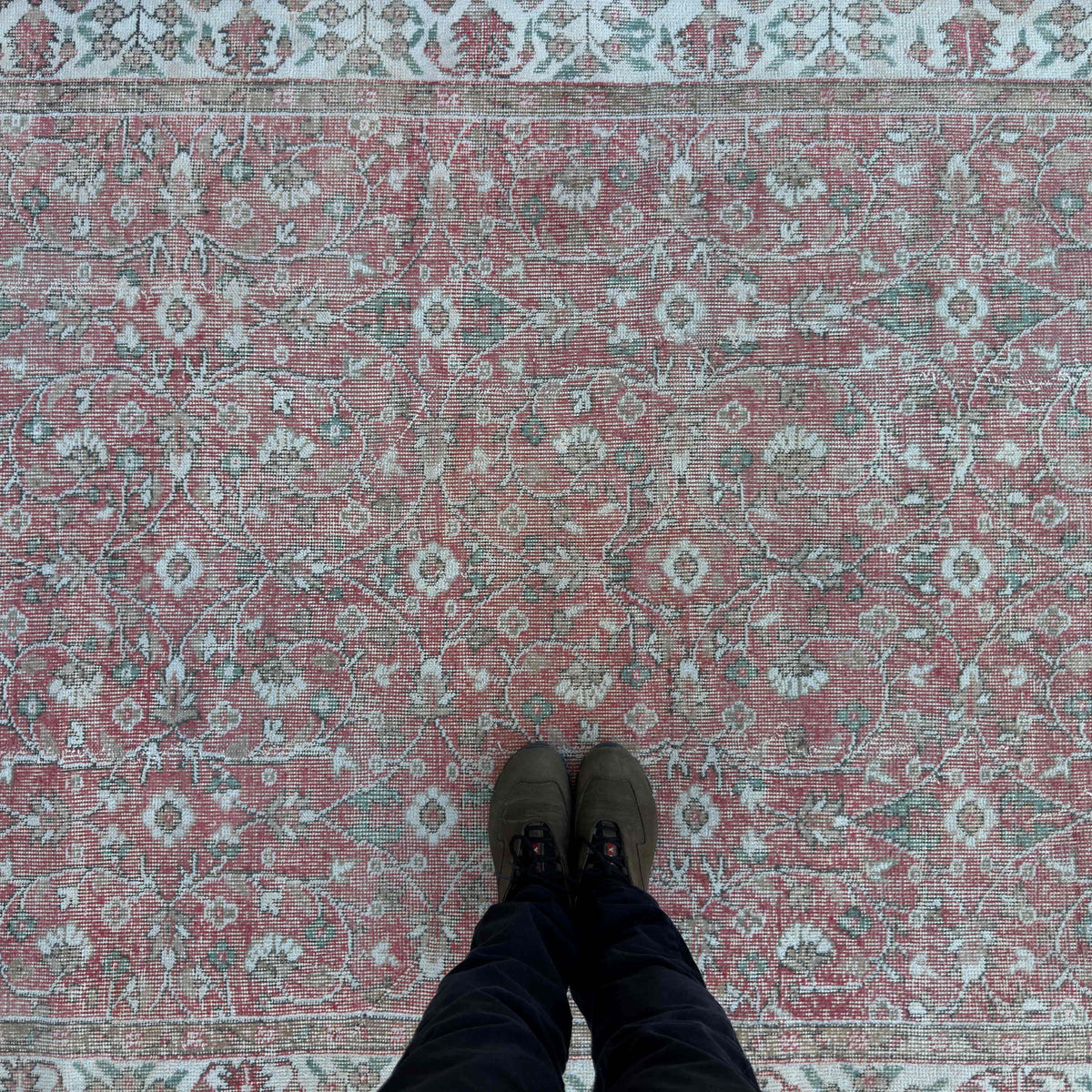 1970s pink vintage Turkish floral rug with floral design, hand-knotted weave and low pile.