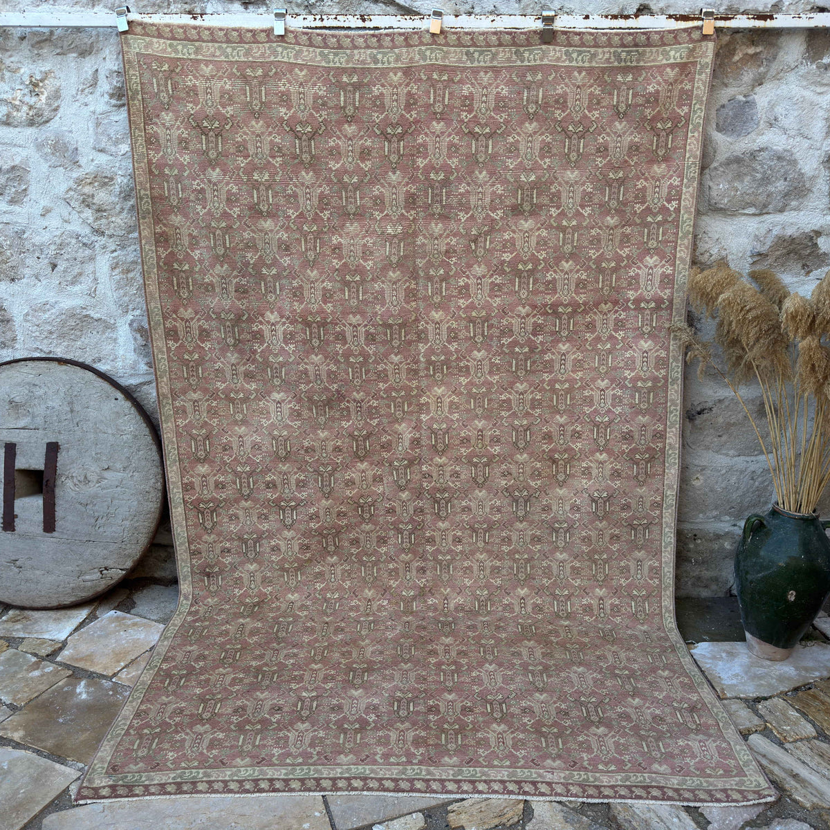 Pink 6' x 10' vintage floral rug with floral design, handmade in Turkey – Evie.