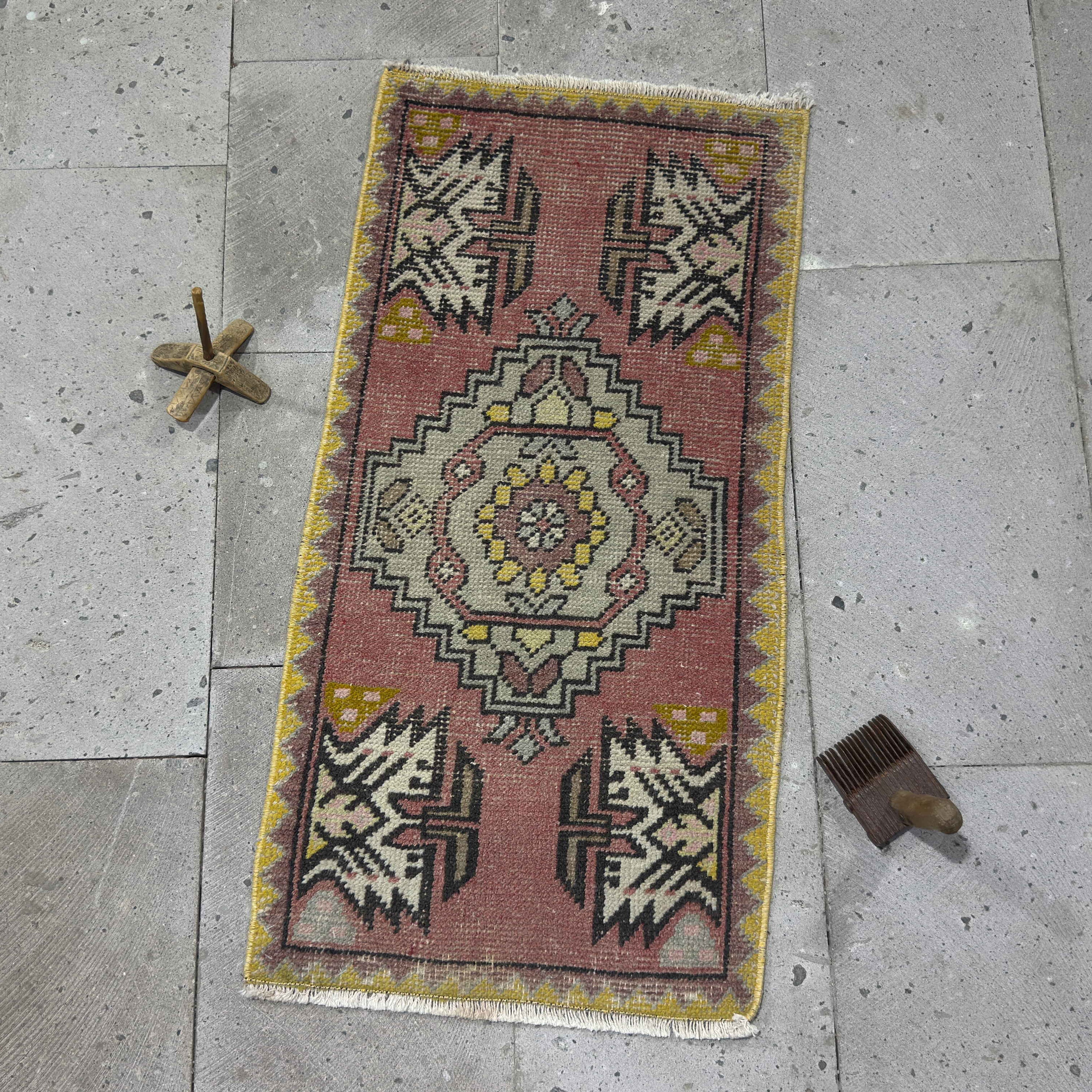 Pink 2' x 3' vintage geometric carpet with traditional design, handmade in Turkey – Lissi.