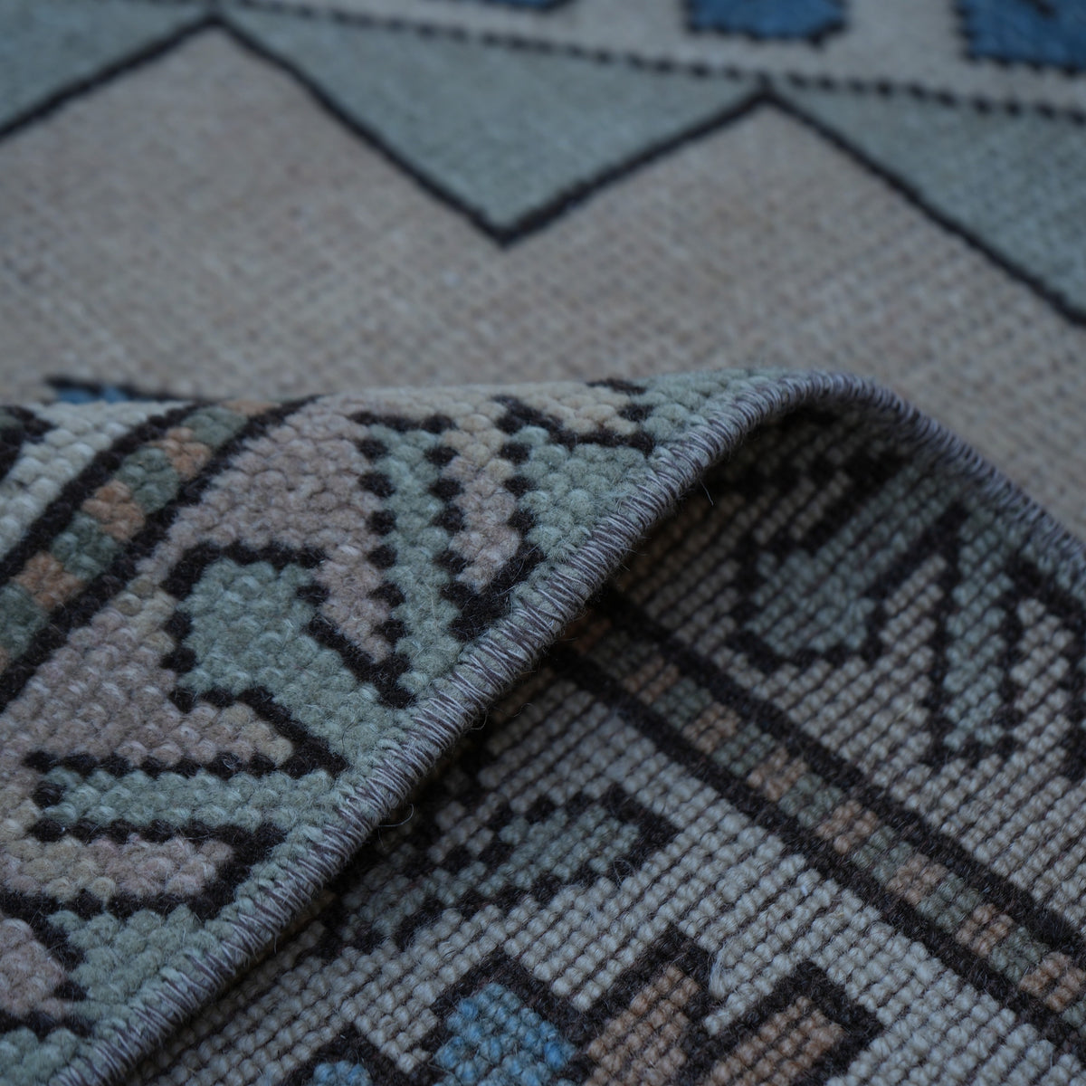 Additional view of the beige vintage Turkish geometric rug, hand-knotted in wool.