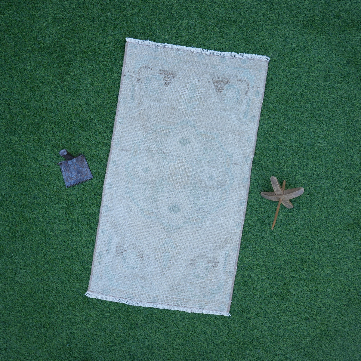 Beige 2' x 3' vintage neutral rug with neutral design, handmade in Turkey – Daveta.