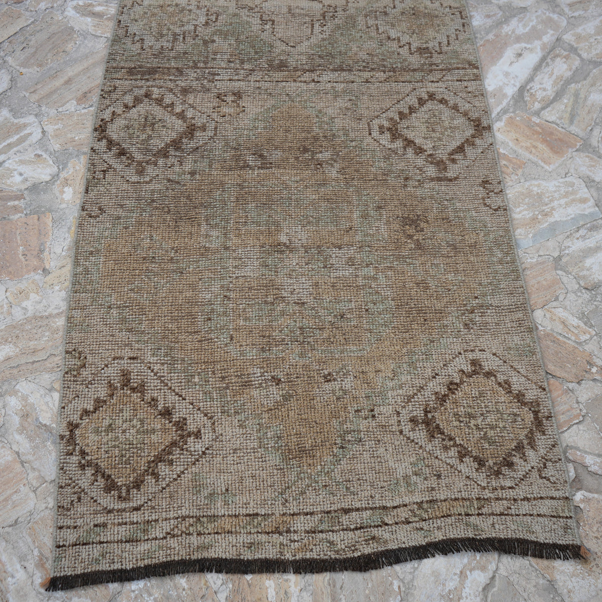 Close-up of the beige vintage Turkish runner rug showing neutral details, hand-knotted weave, wool and low pile.