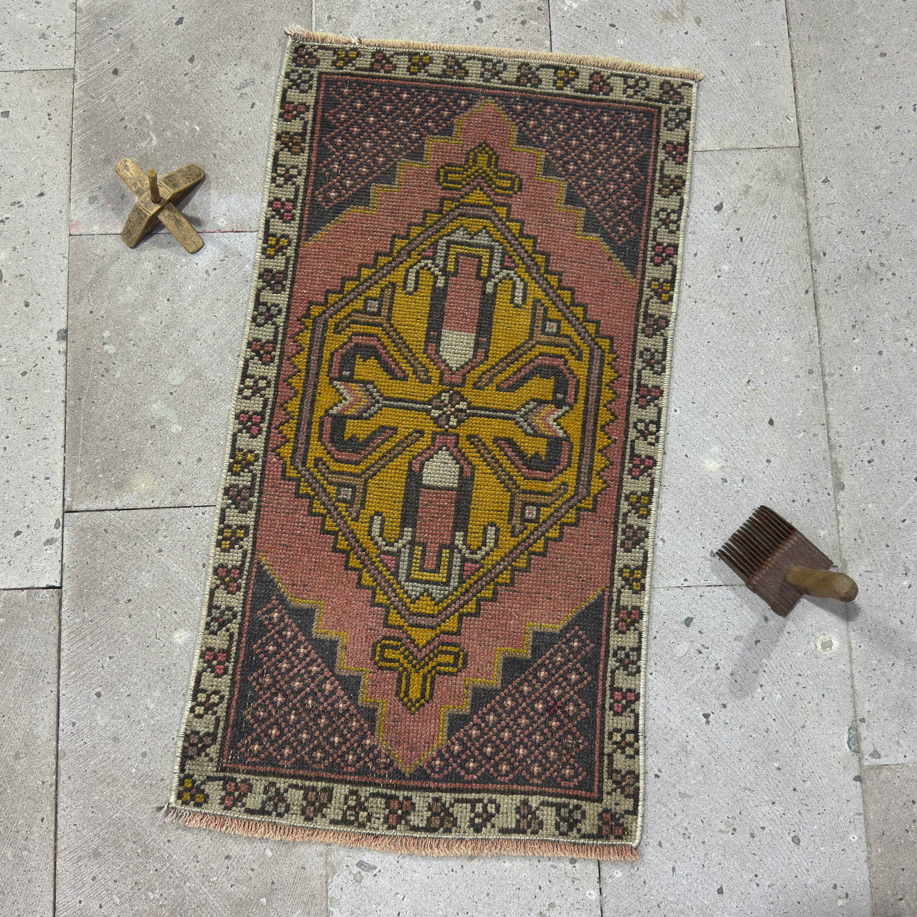 Pink 2' x 3' vintage small carpet with traditional design, handmade in Turkey – Rosita.