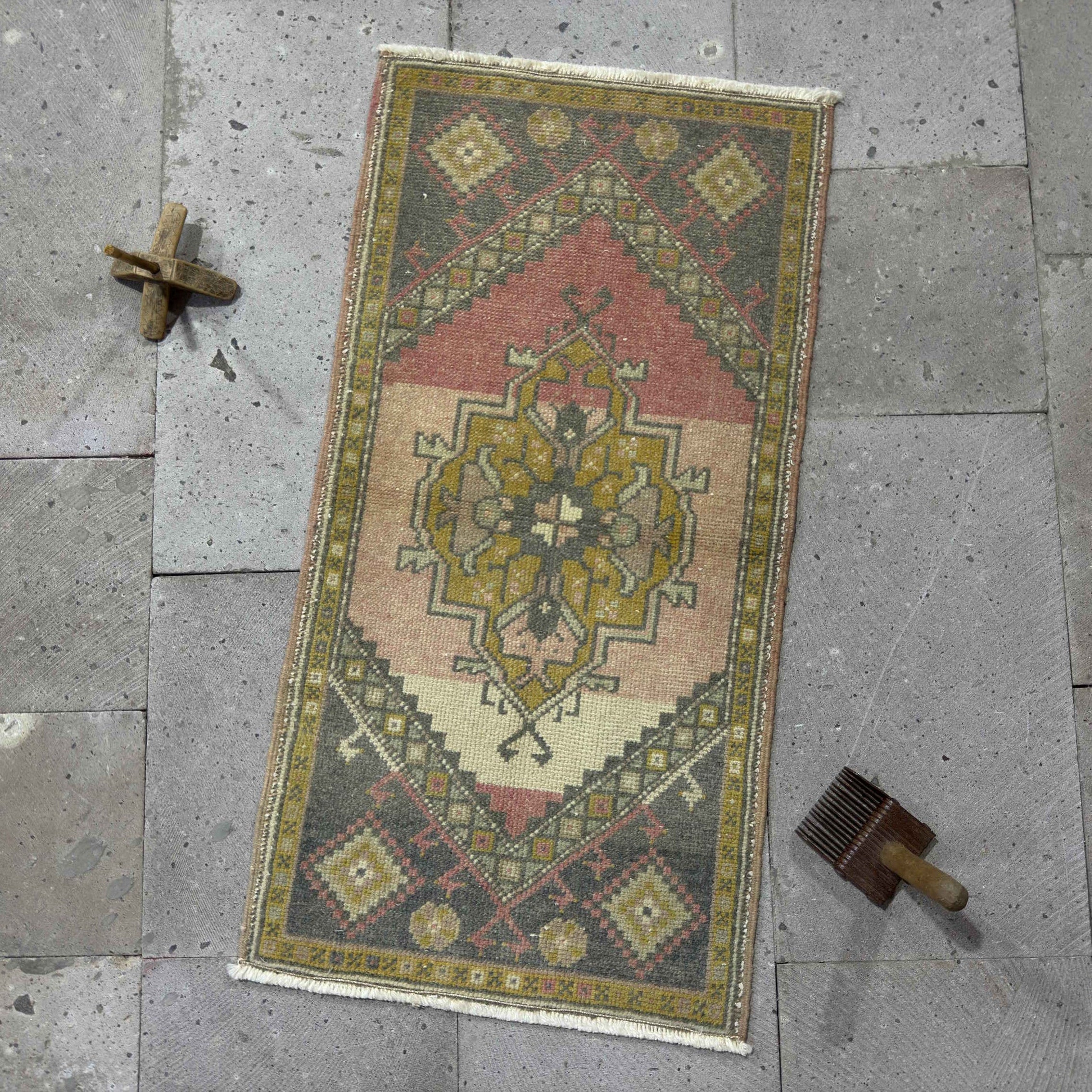 Pink 2' x 3' vintage small rug with traditional design, handmade in Turkey – Sioux.
