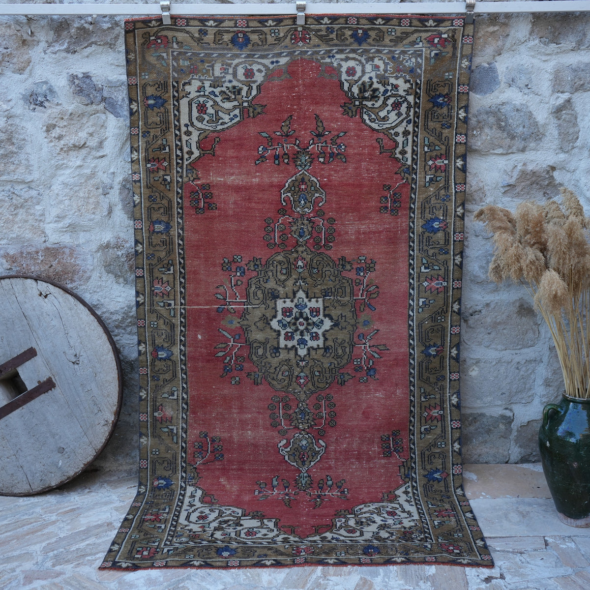 Red 5' x 9' vintage tradiitonal rug with traditional design, handmade in Turkey – Tani.