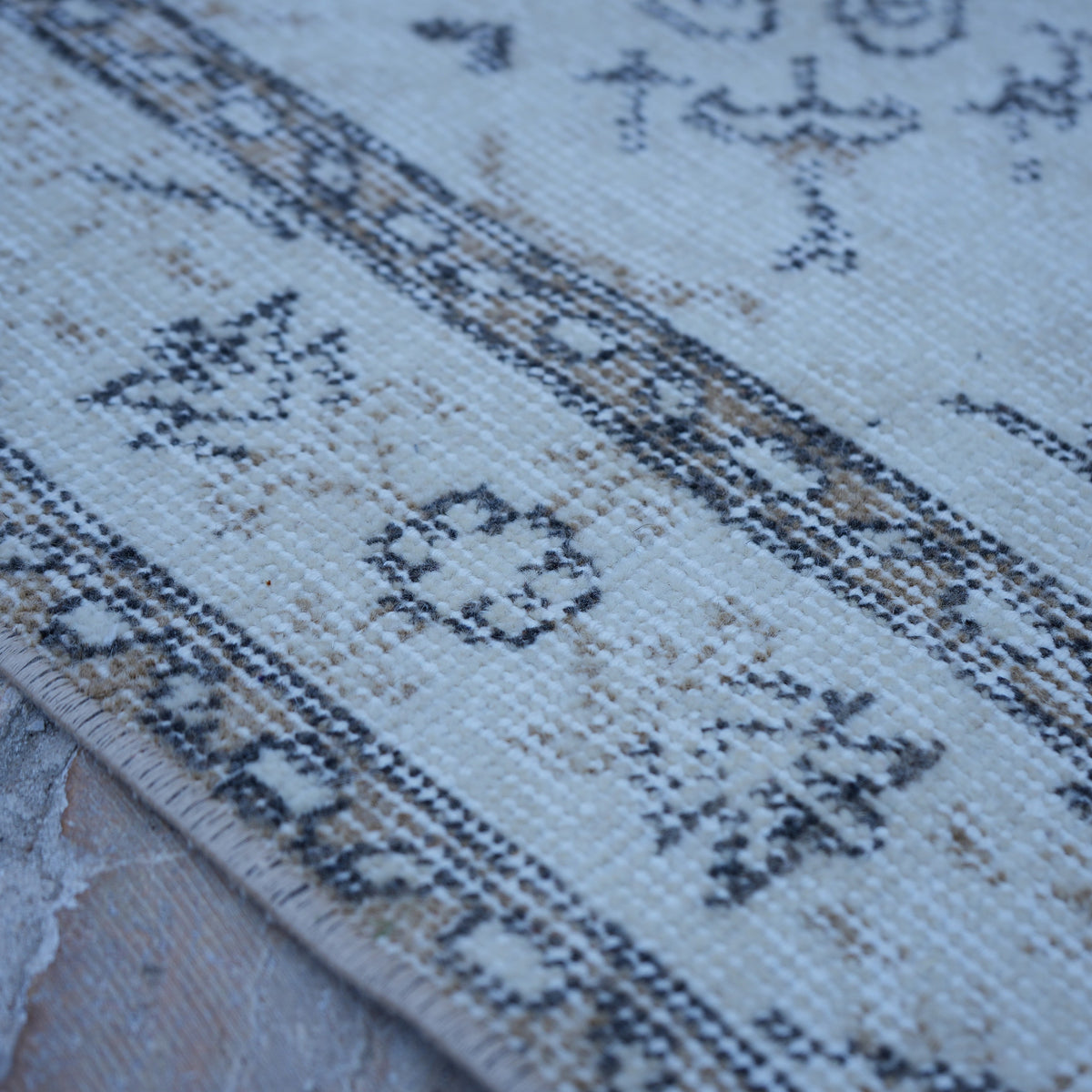 Beige 4' x 6' vintage Turkish traditional rug in wool and cotton, shown on the floor.