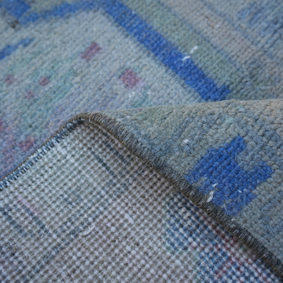 Additional view of the beige vintage turkish rug, hand-knotted in wool and cotton.