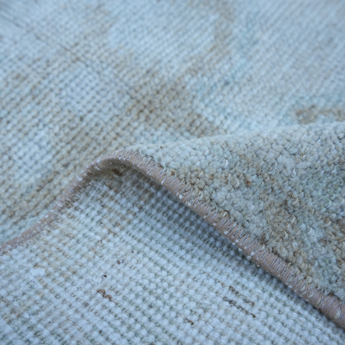 Additional view of the beige vintage turkish rug, hand-knotted in wool and cotton.
