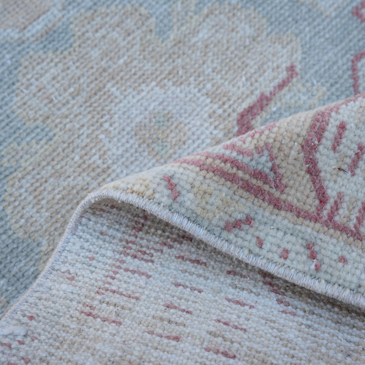 Additional view of the beige vintage turkish rug, hand-knotted in wool and cotton.