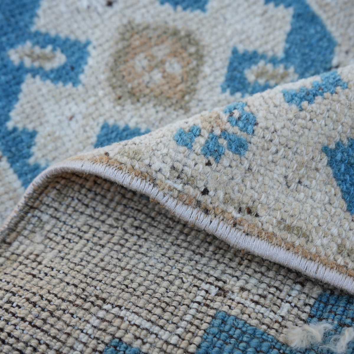 Additional view of the blue vintage turkish rug, hand-knotted in wool and cotton.