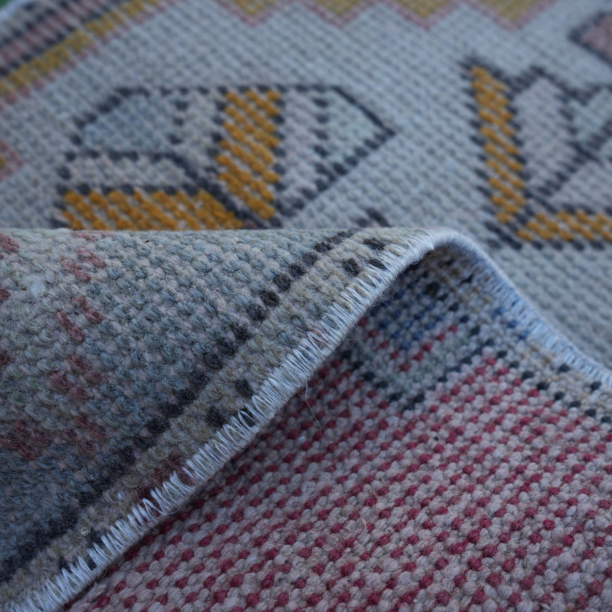 Additional view of the pink vintage turkish rug, hand-knotted in wool and cotton.